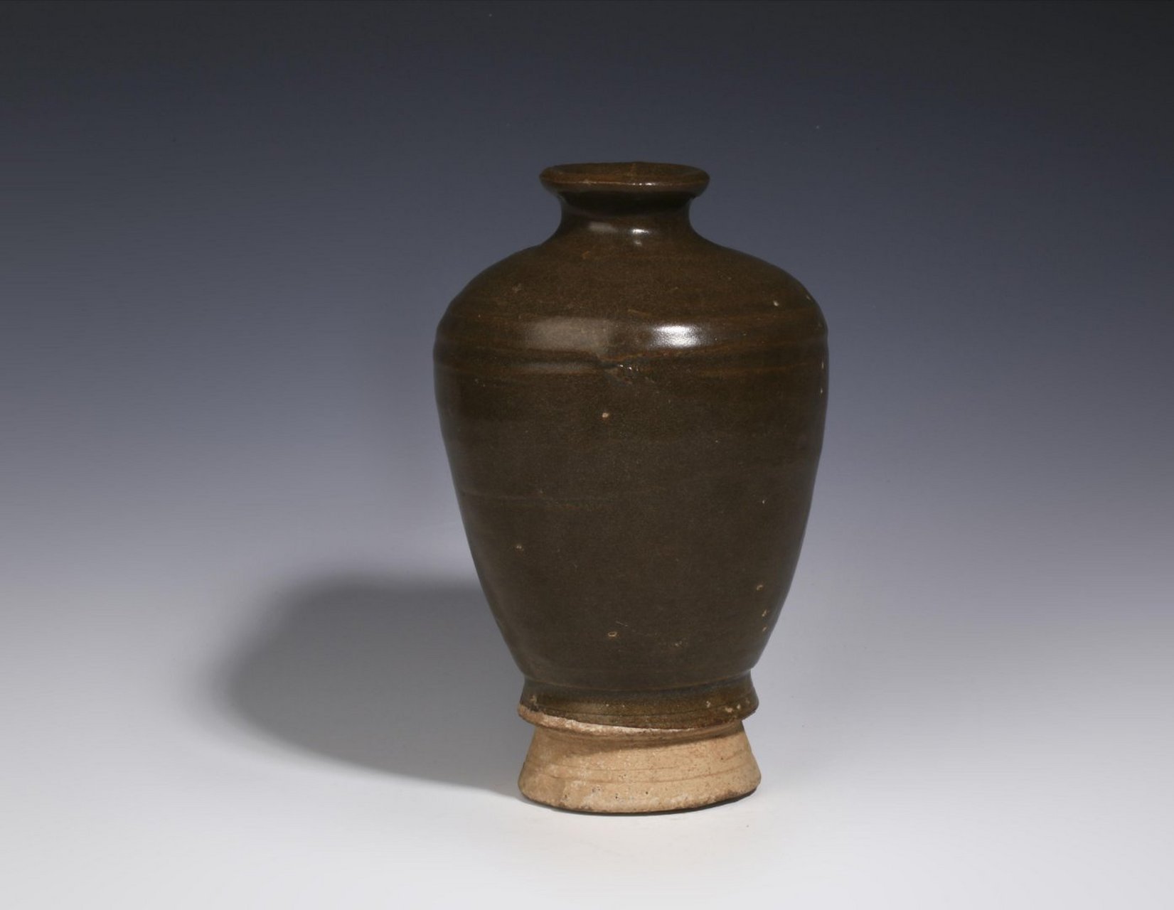 5cm,底径8cm,此件元代茶叶末釉梅瓶,撇口,短颈,溜肩,腹径内收,二层台