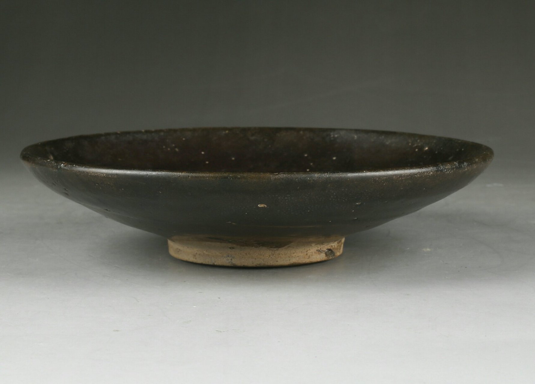 瓷器鉴赏#  此件元代怀仁窑油滴大盘,敛口,浅弧腹, 内外均施黑釉,釉