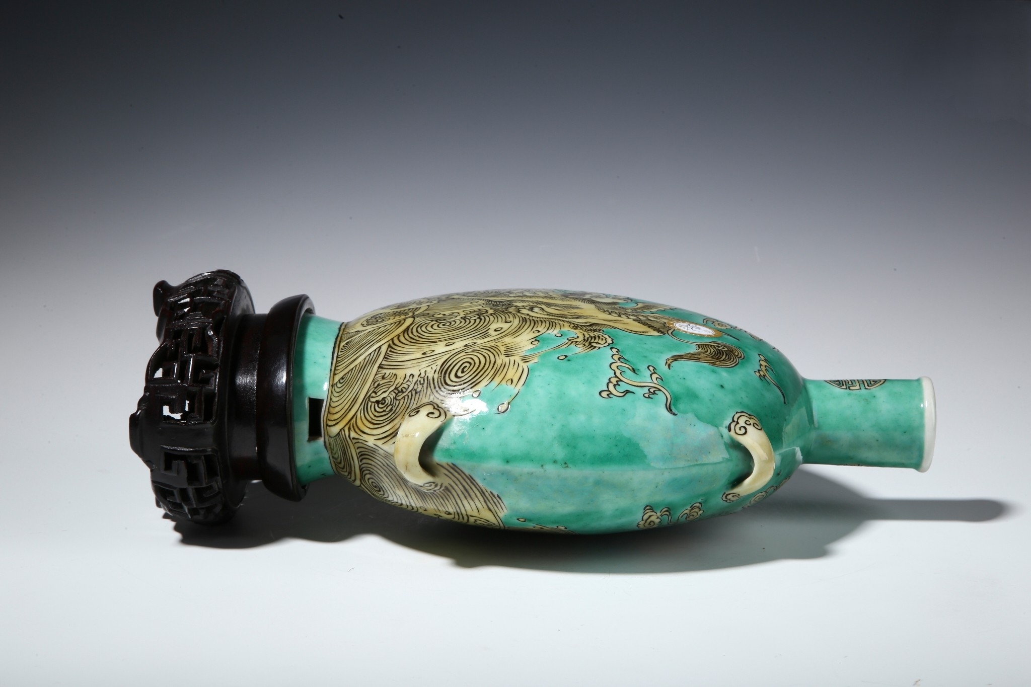 古玩交流圈# #瓷器鉴赏# 此件晚清民国·素三彩海水瑞兽纹抱月瓶