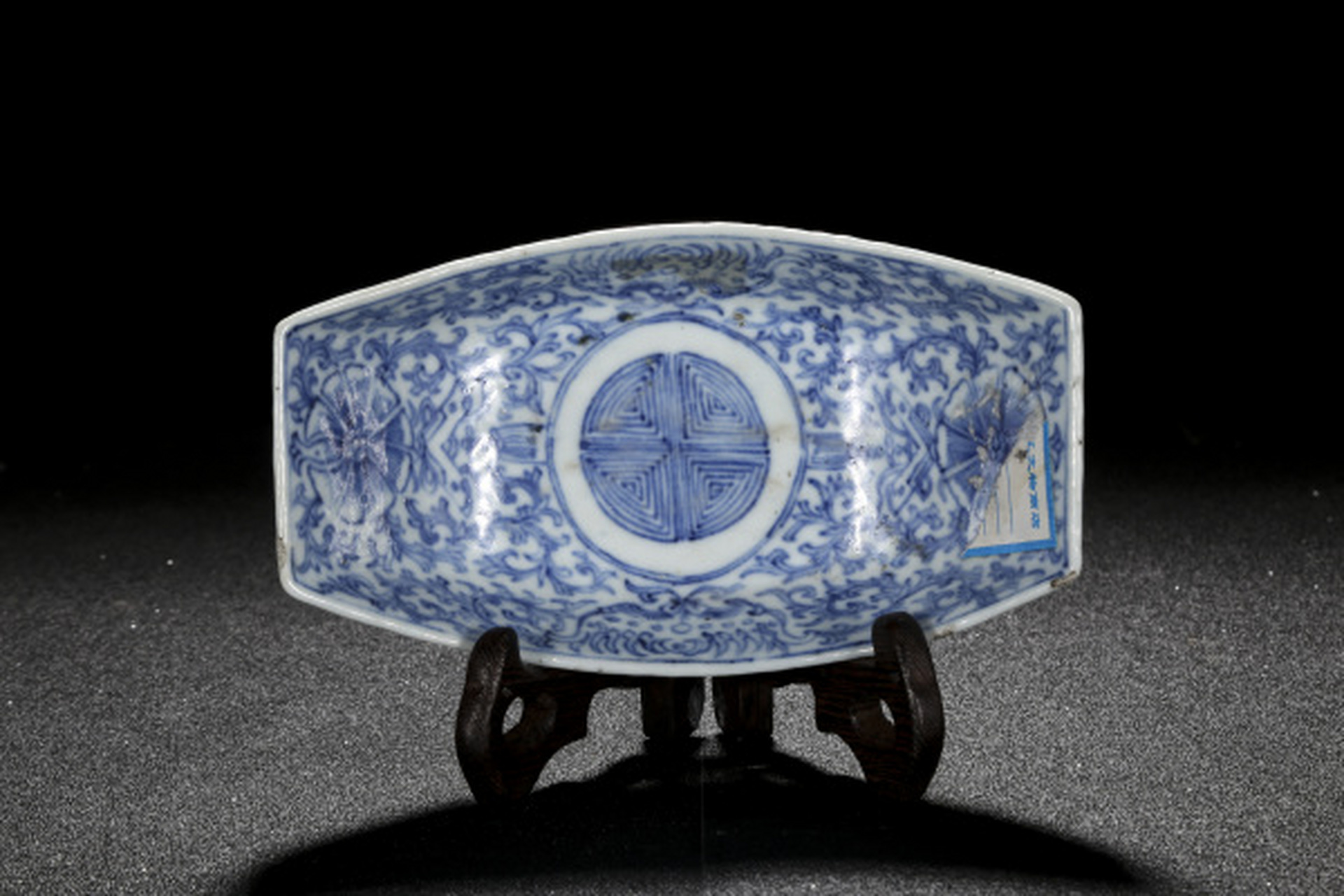 瓷器鉴赏# 此件清乾隆·青花缠枝花卉纹茶船,品相良好,长14.5cm, 4..