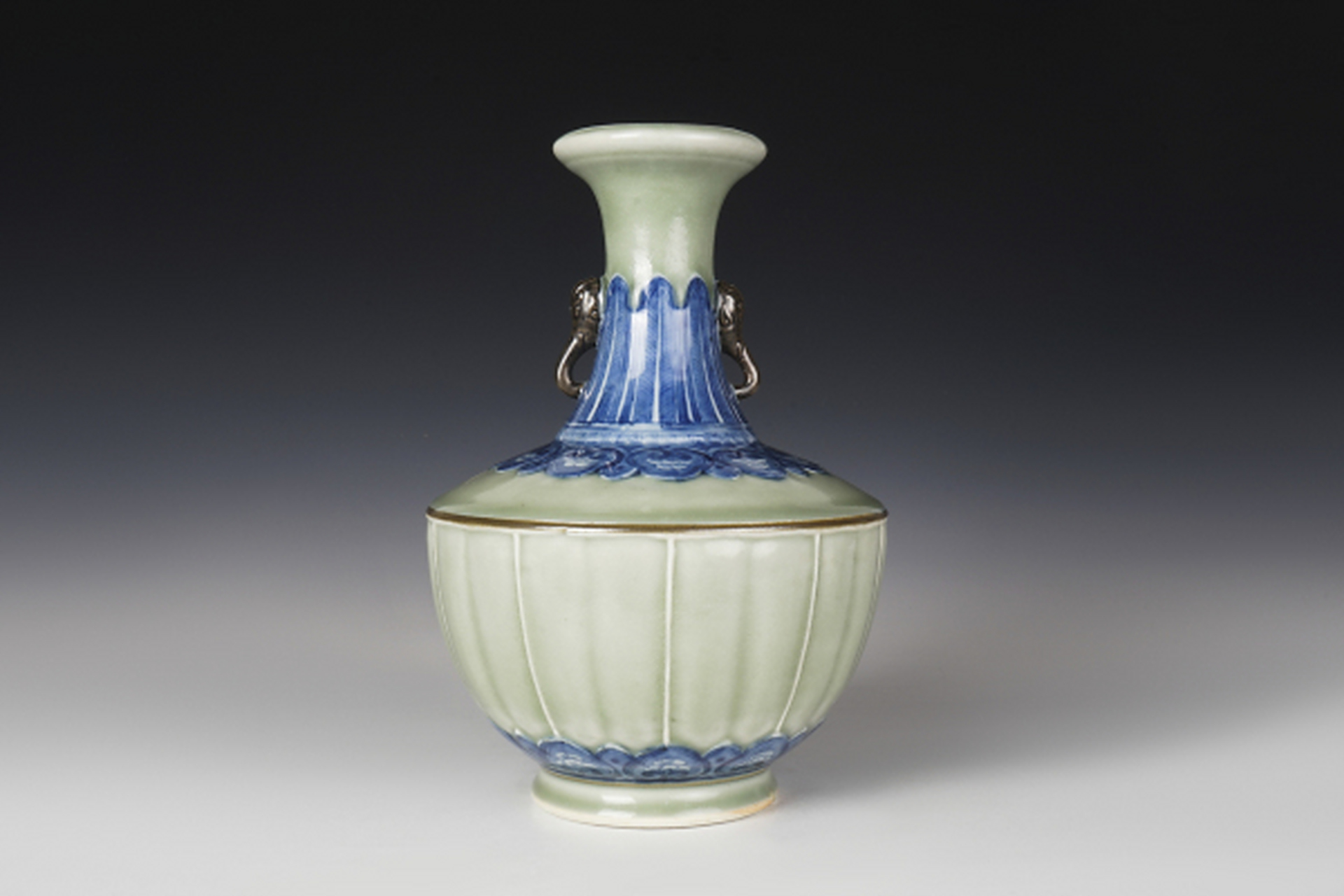 古董艺术品# #瓷器鉴赏# 此件清中期·豆青釉青花盘口象耳瓶,高28.