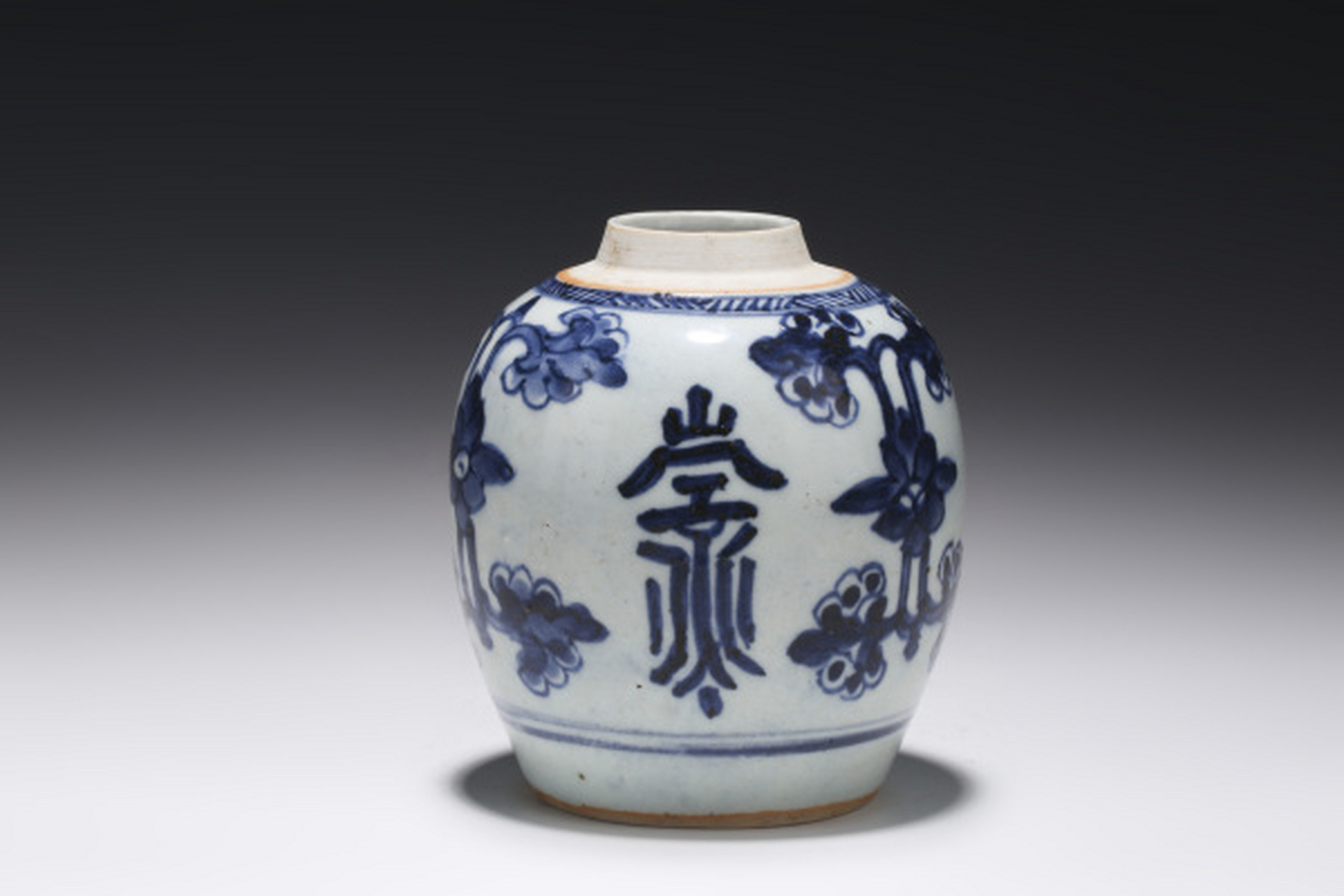 肩部饰折线纹,腹部饰花间寿字纹,青花发色青翠