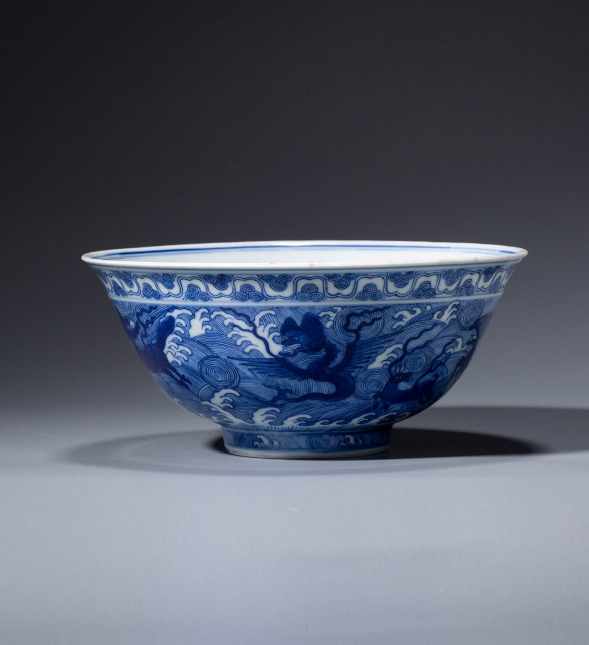 9cm,侈口,深腹,圈足.碗形硕大,碗心与外壁绘海水瑞兽纹,俗称海八怪".