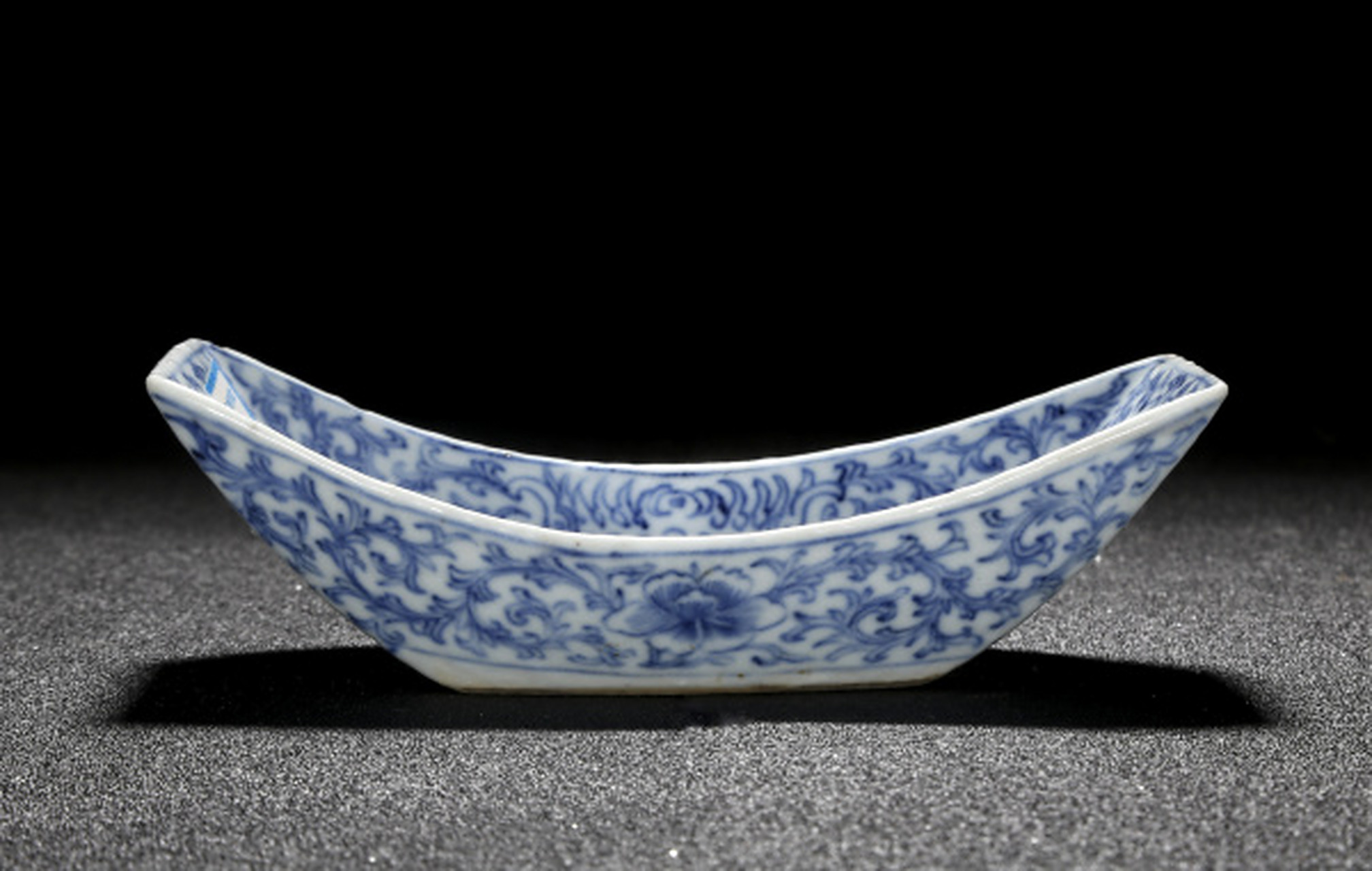 瓷器鉴赏# 此件清乾隆·青花缠枝花卉纹茶船,品相良好,长14.5cm, 4..
