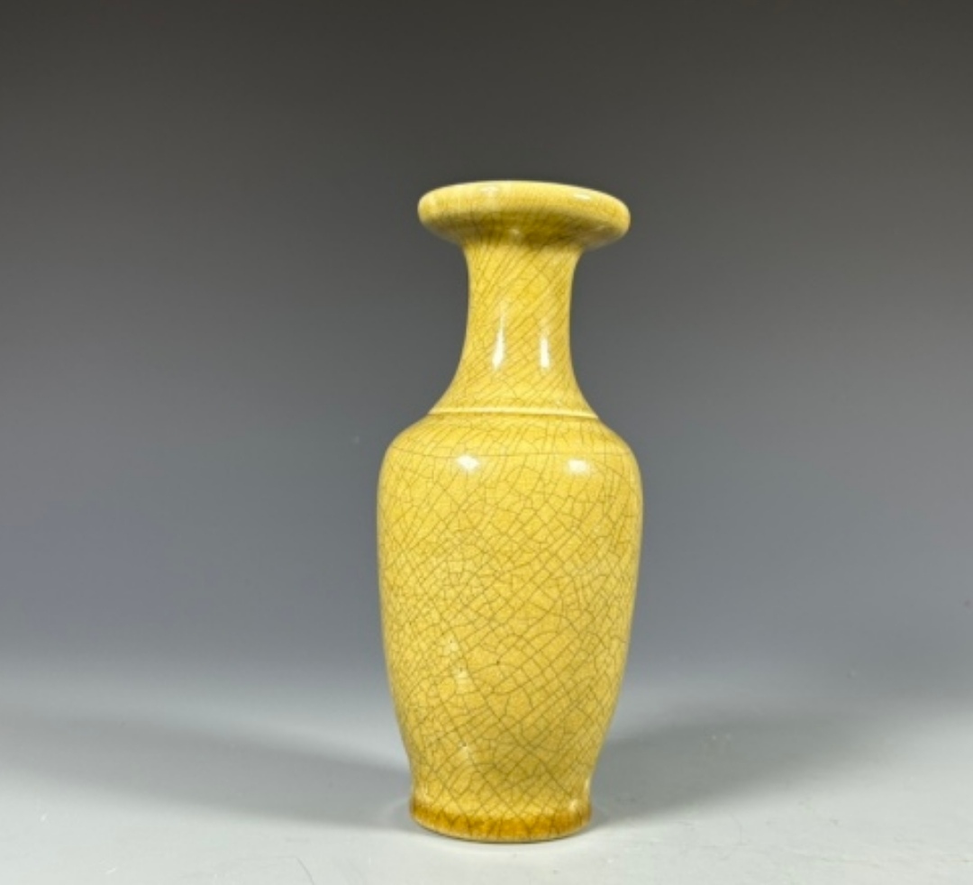 古董艺术品# 此件精美的民国金哥冰裂纹盘口尊,展现了民国时期陶 