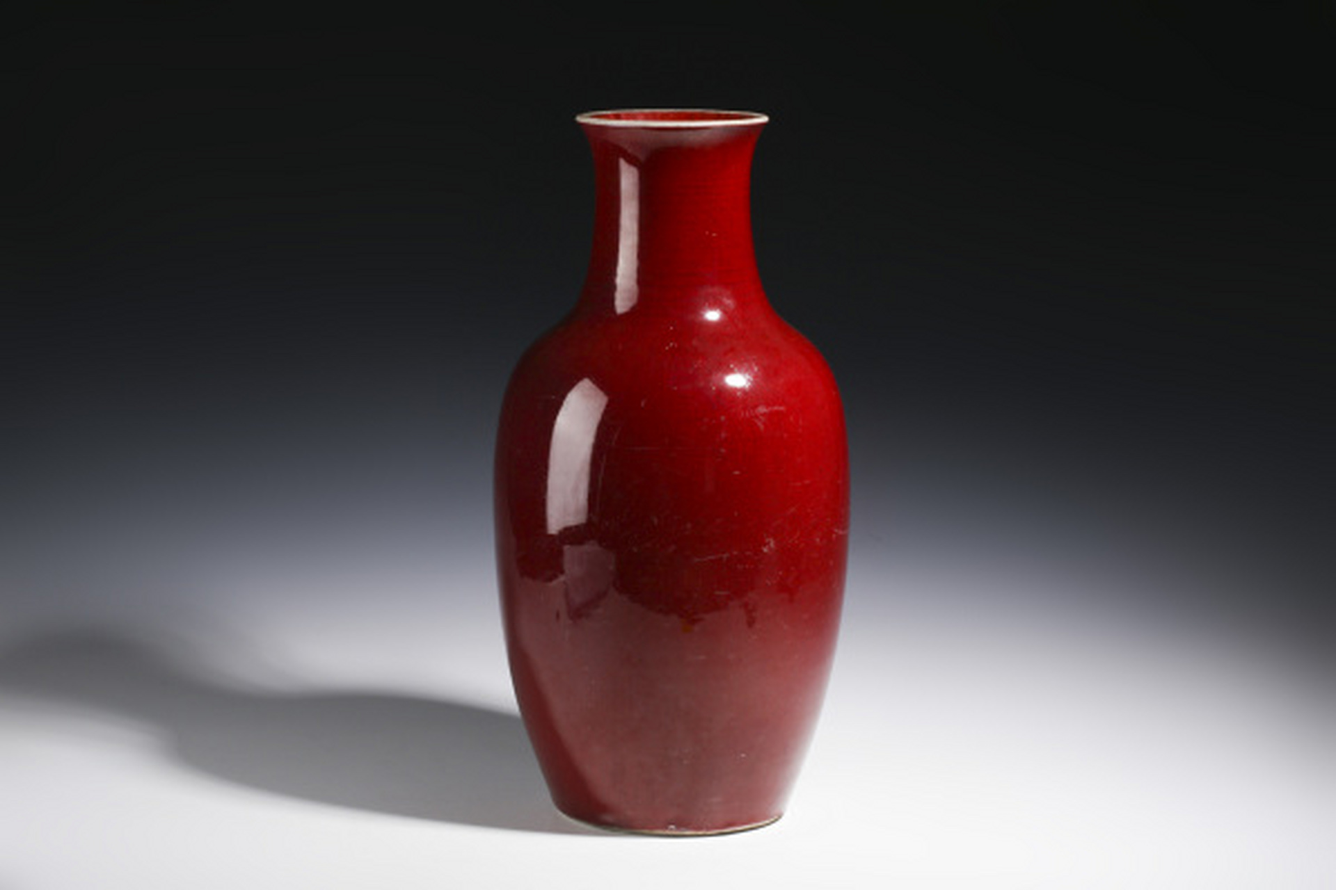 器身通施红釉,釉色匀净浓郁,色泽鲜艳夺目,与圆润