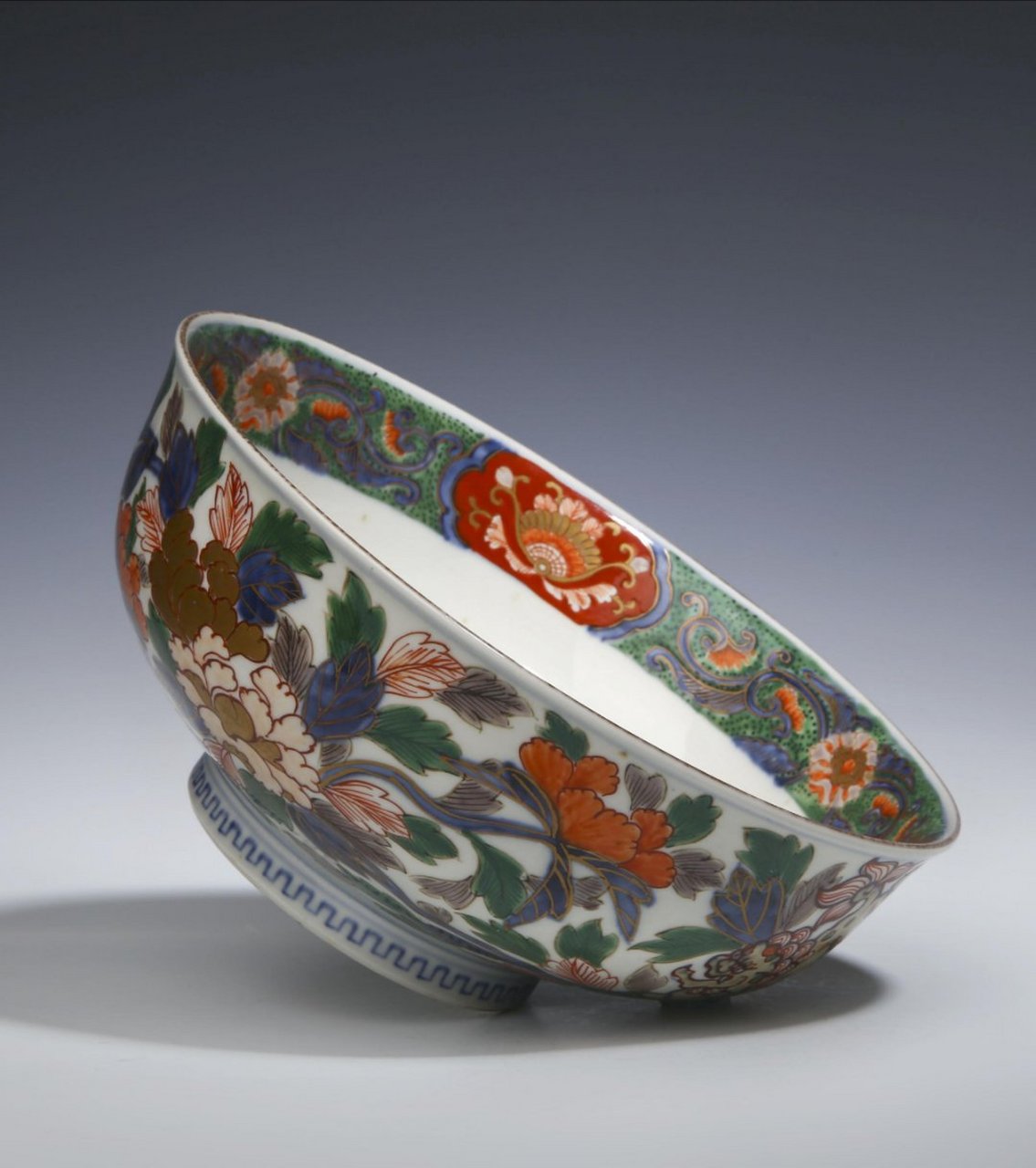 瓷器鉴赏# 此件清晚·青花五彩描金花卉人物纹碗,款识:富贵佳器.