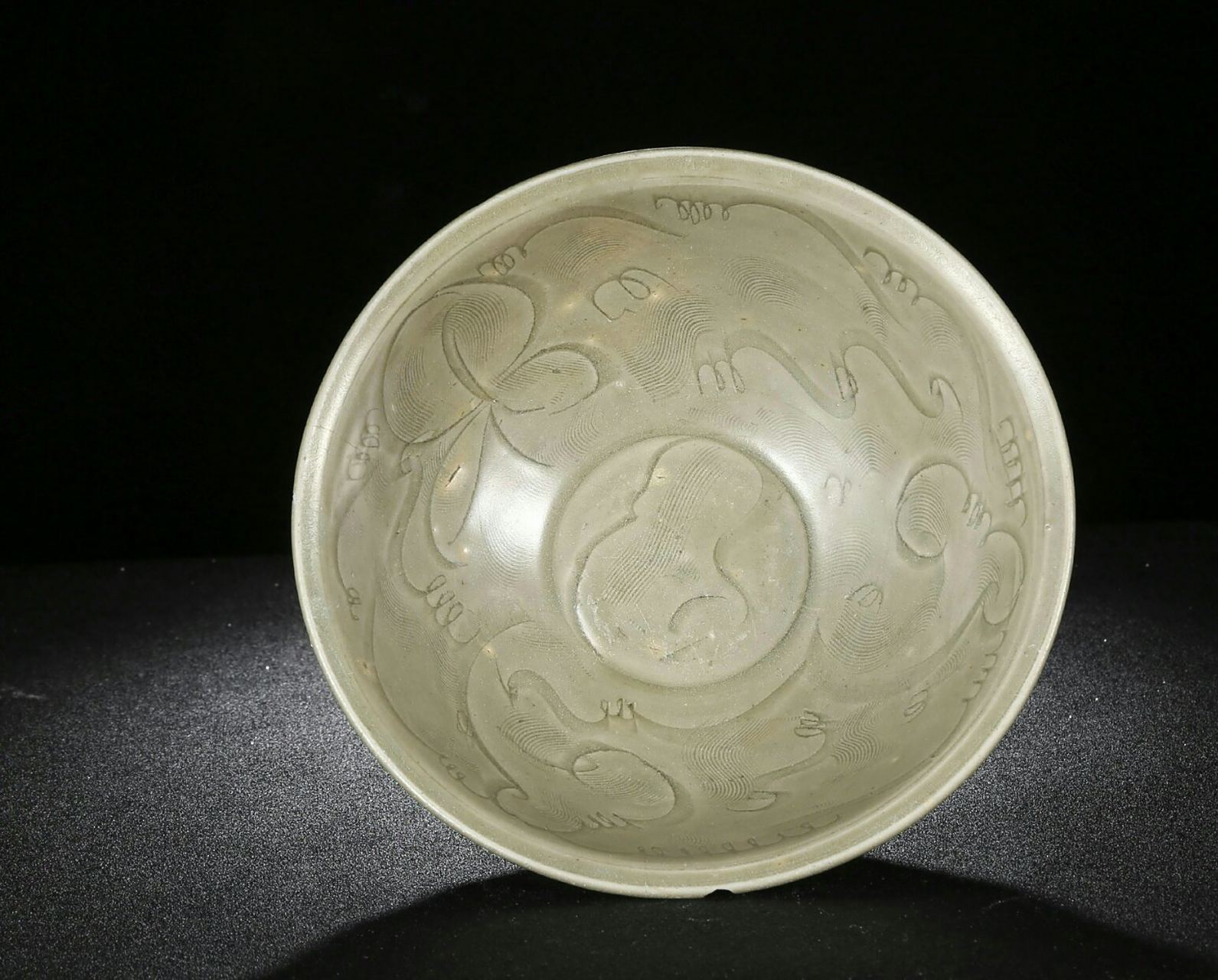 瓷器鉴赏#  02此件北宋龙泉金村窑青釉刻花大碗,口径18.4cm,高8.