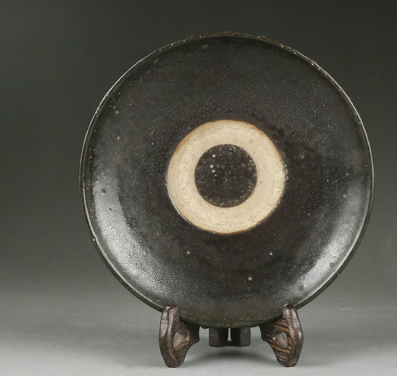 瓷器鉴赏#  此件元代怀仁窑油滴大盘,敛口,浅弧腹, 内外均施黑釉佑 