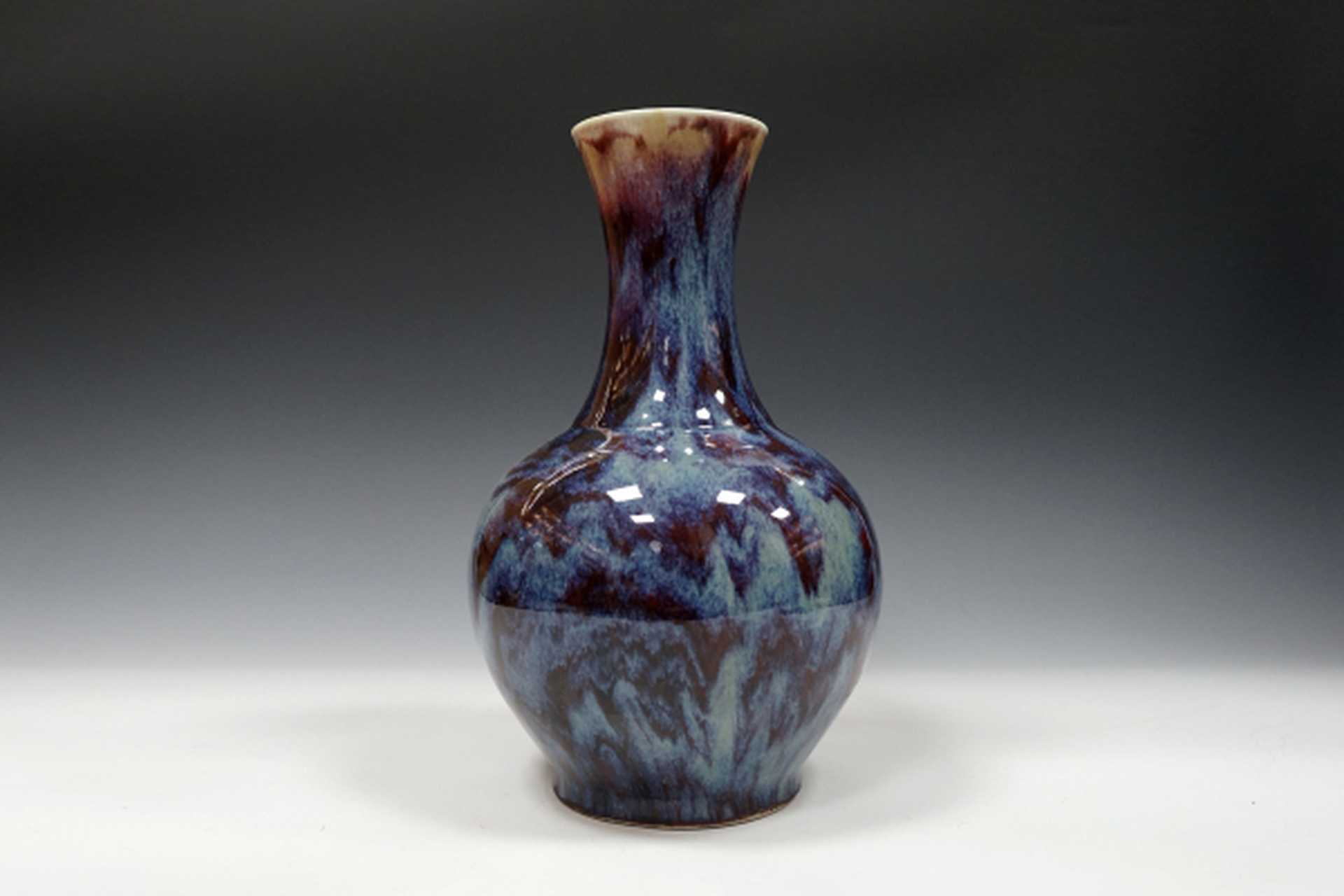 罩施红釉,釉面厚润丰腴,通体色泽有如红宝石之妍丽