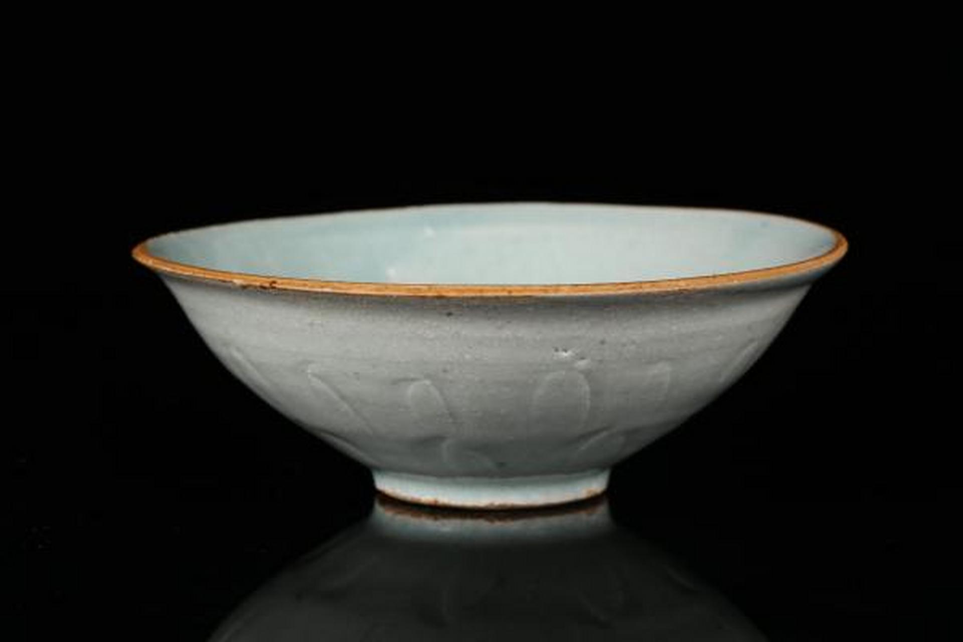 瓷器# 瓷器鉴赏:《宋·影青釉刻花碗》,此件宋·影青釉刻花碗,敞课ⅱ