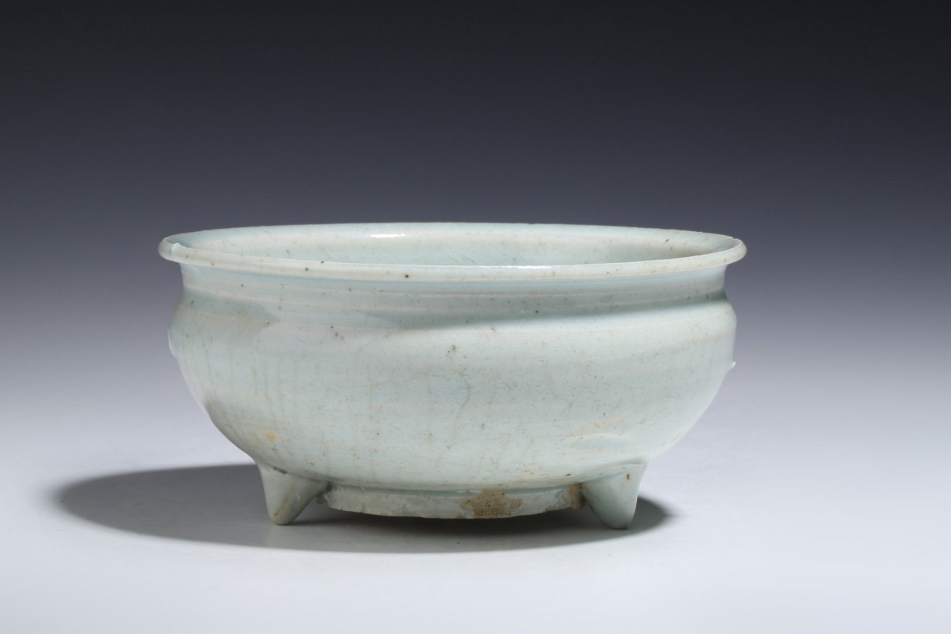 古董艺术品# #瓷器鉴赏# 此件明晚龙泉窑青釉三足炉,口径14.