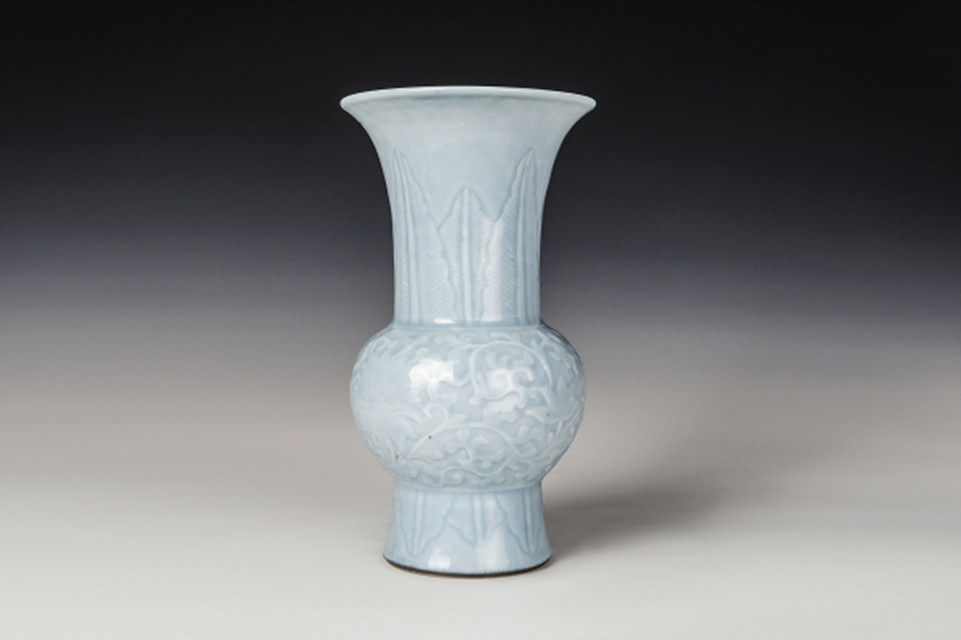 古董艺术品# #瓷器鉴赏# 此件清光绪·天蓝釉暗刻缠枝莲纹花觚,口径