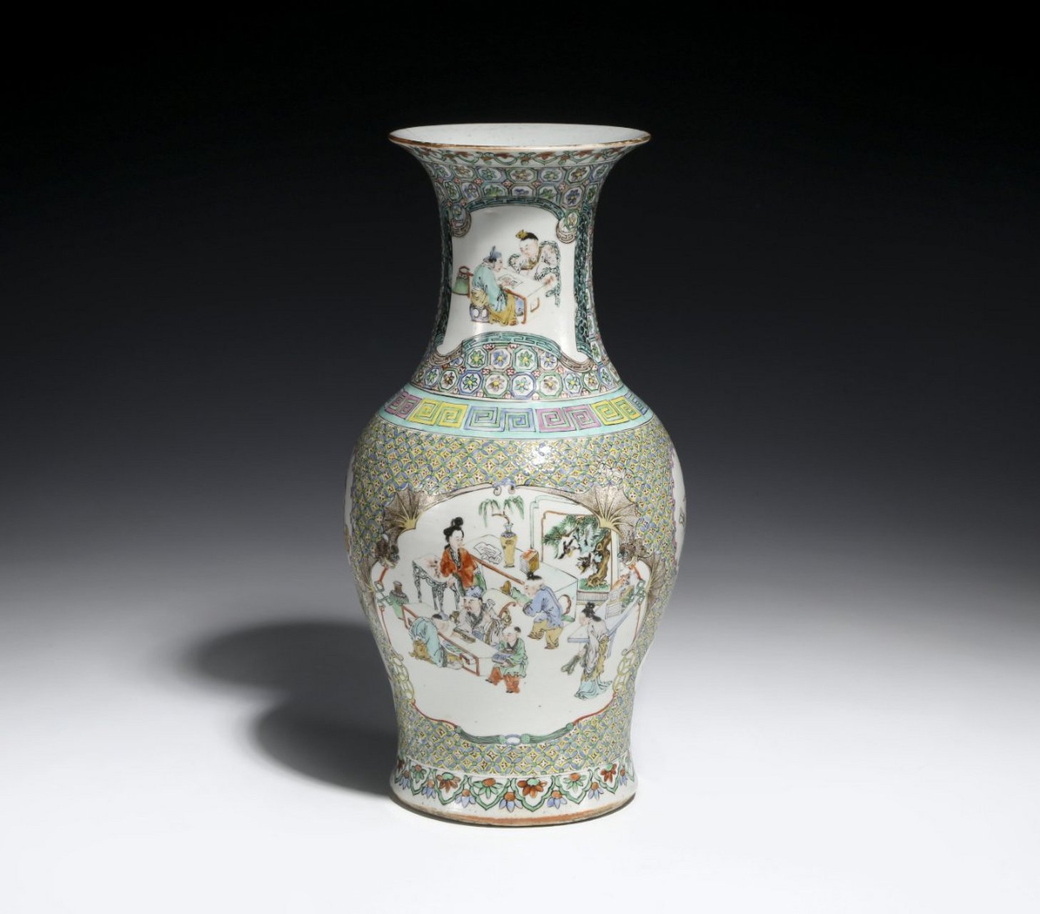 瓷器鉴定# 此件清咸丰·广彩开窗人物纹观音瓶,口径13.4cm,高34.