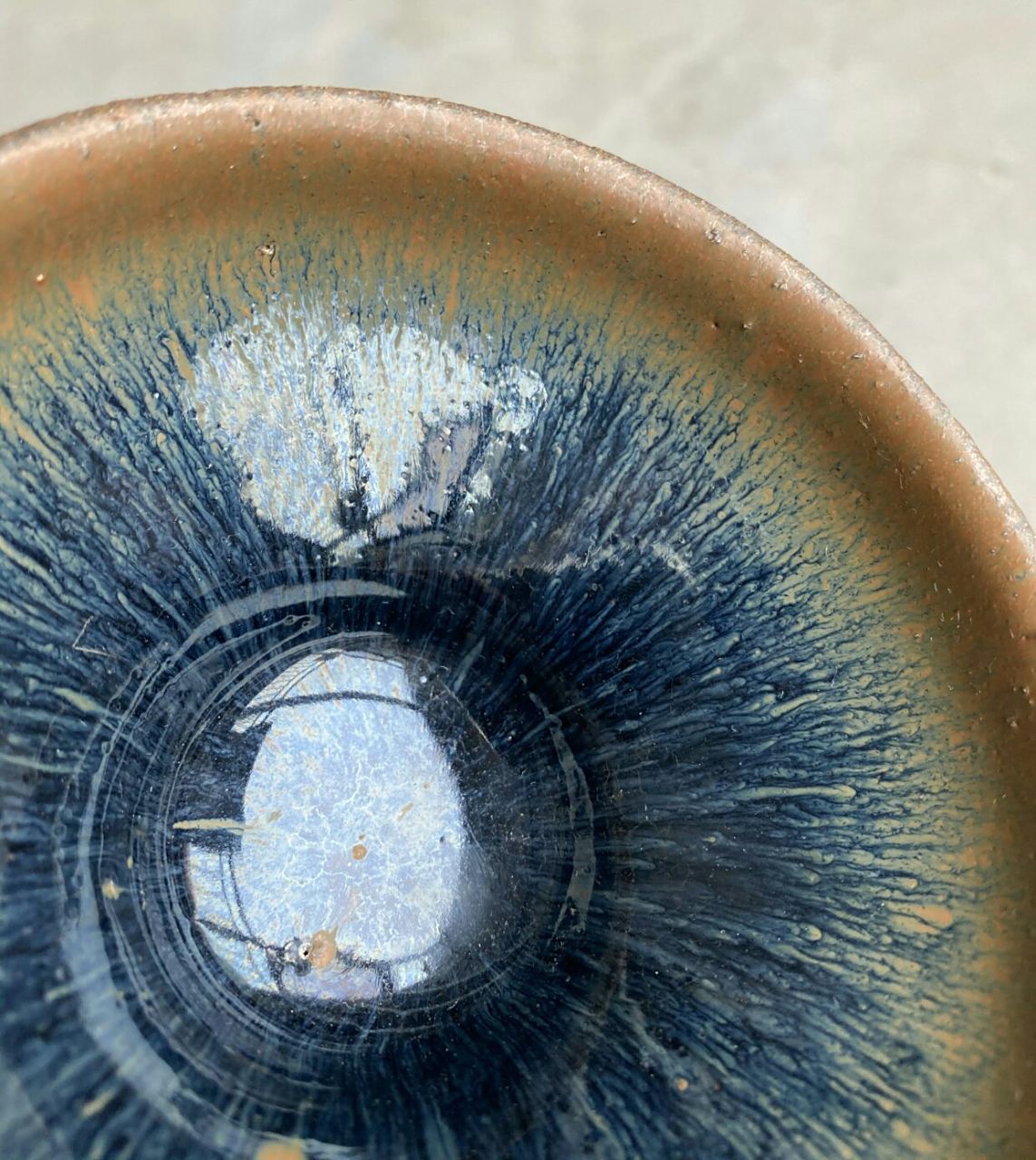 瓷器鉴赏# 瓷器鉴赏: &藏友咨询:请老师看看这个黑釉兔毫盏老不老