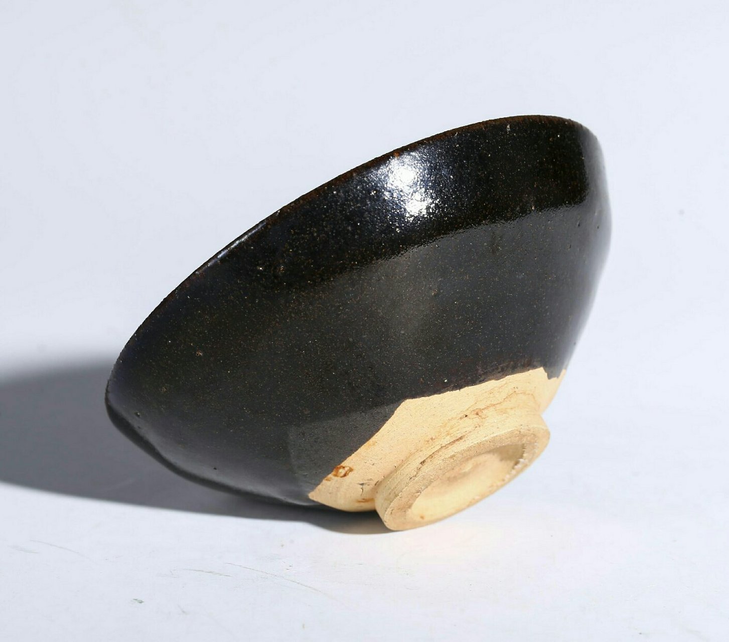 黑釉颇为光亮,为典型古人斗茶用盏.黑可衬托汤色,黑釉可与茶