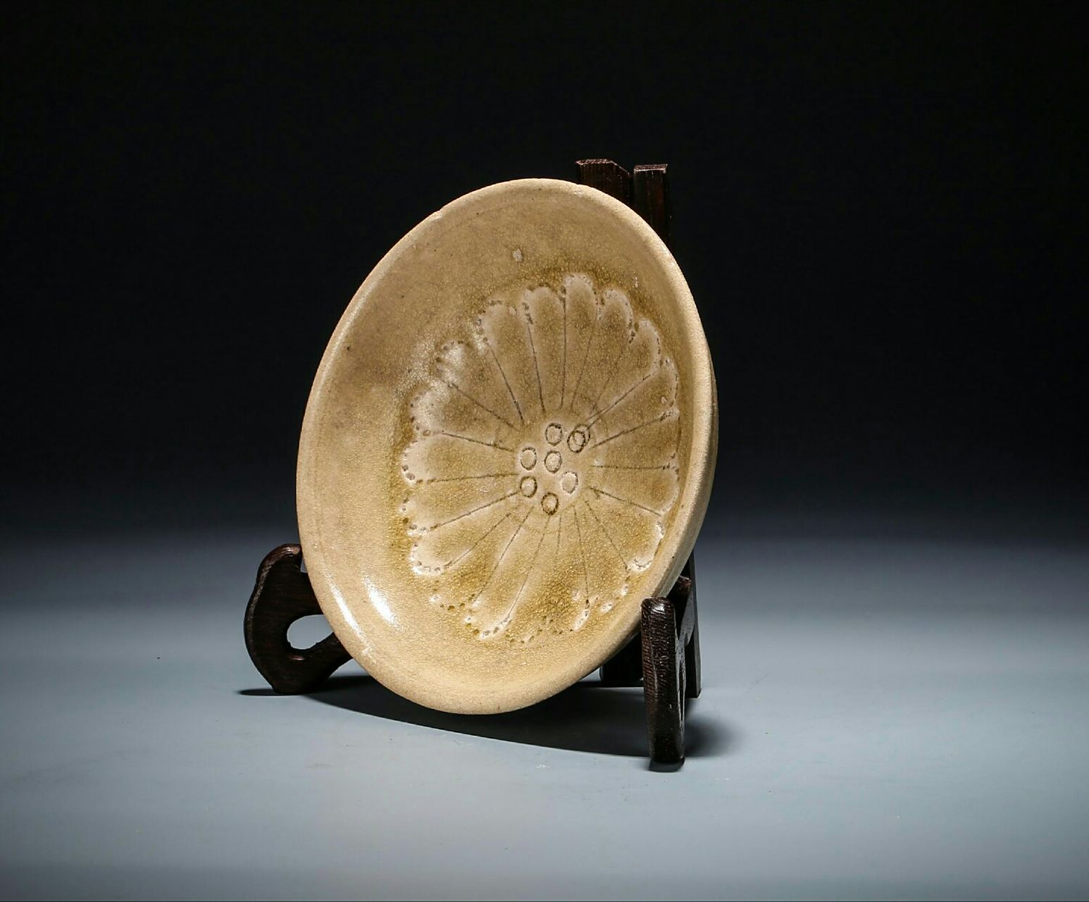 瓷器鉴赏# 此件唐·海棠花青瓷盘,口径12.