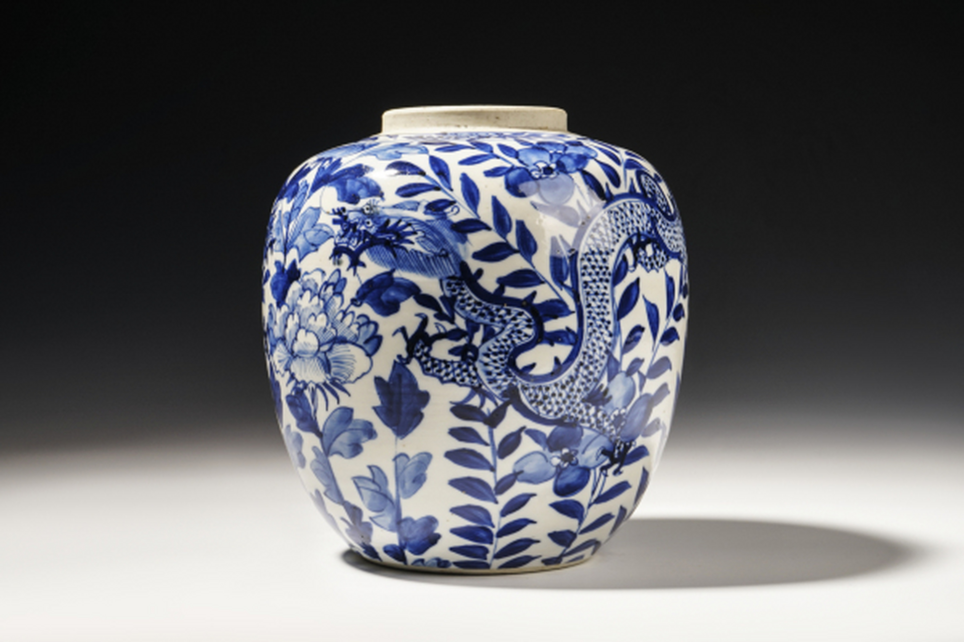 瓷器鉴赏# #古董艺术品# 此件清晚期·青花龙穿花纹罐,口径7.