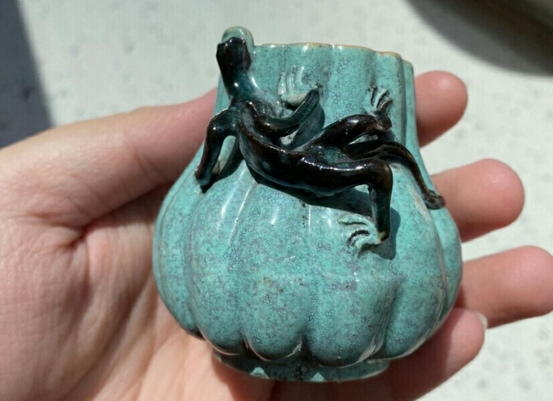 瓷器鉴赏实录#瓷器#  &藏友咨询:炉钧釉螭龙水盂,请崔凯老师断代和