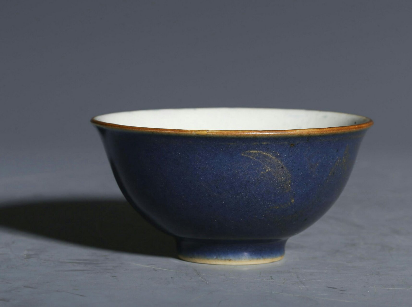 #瓷器鉴赏#  此件清乾隆·霁蓝釉描金龙纹碗, 口径9.4cm,高4.5cm,底径