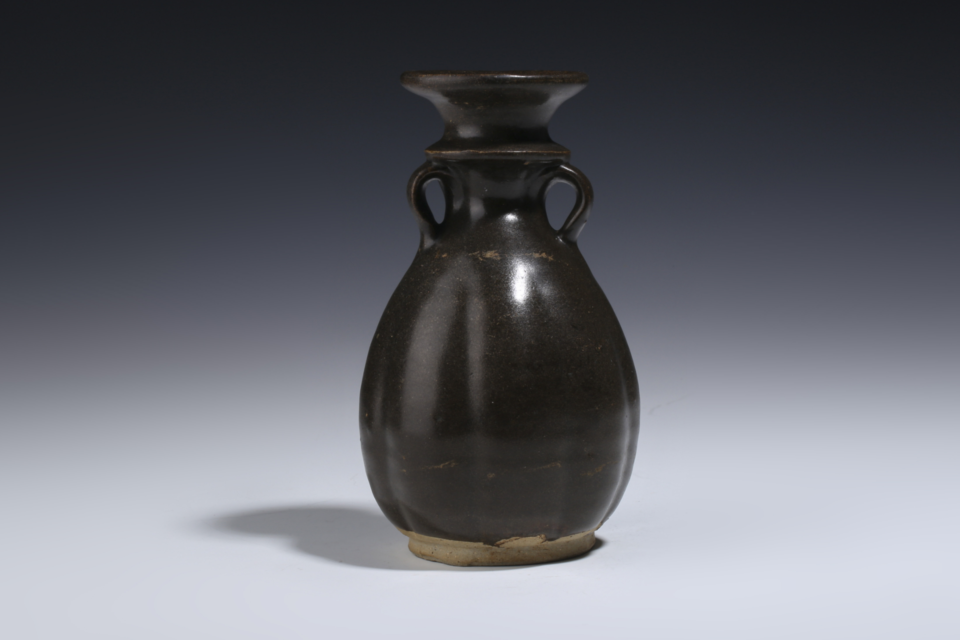 器施黑釉,釉色温润,施釉