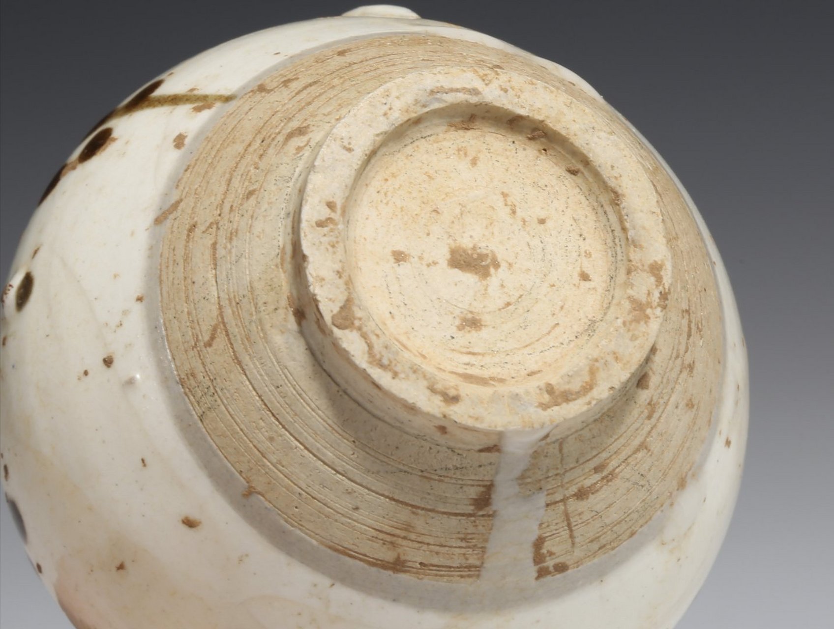 瓷器鉴赏# 此件元巩县窑点彩梅花双系小罐,唇口斜颈,肩设双系,鼓腹