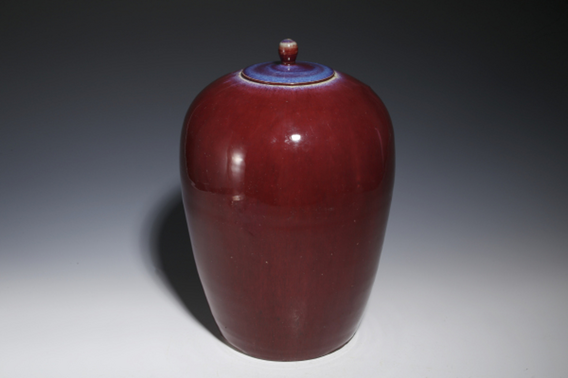 古董艺术品# #瓷器鉴赏# 此件清中期·窑变红釉冬瓜罐,腹径22cm,高