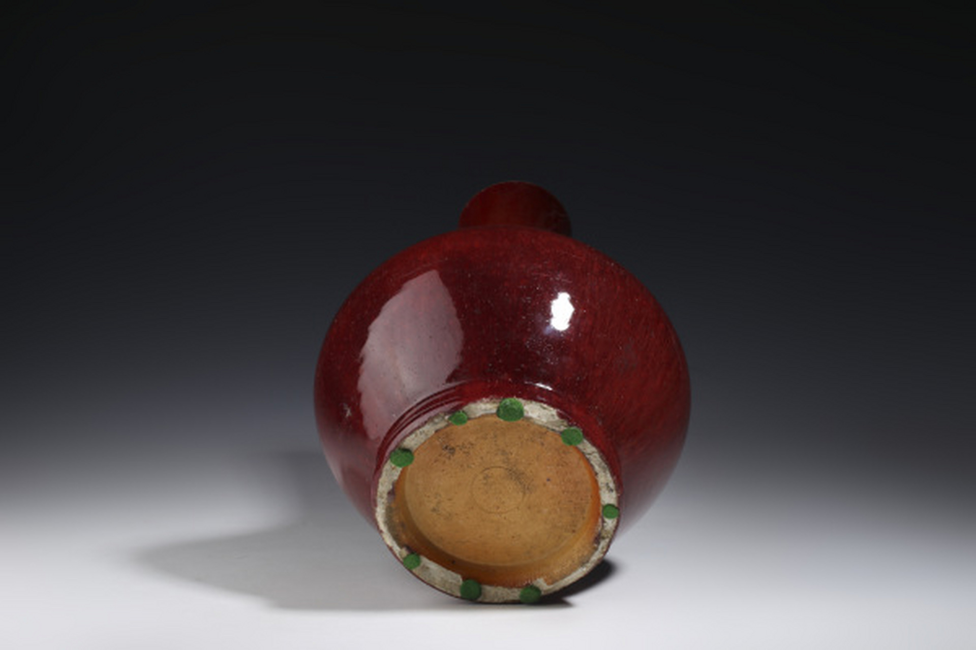 通体光素无纹,尽施窑变红釉,釉质坚致细密,釉色匀净润泽,器形秀美