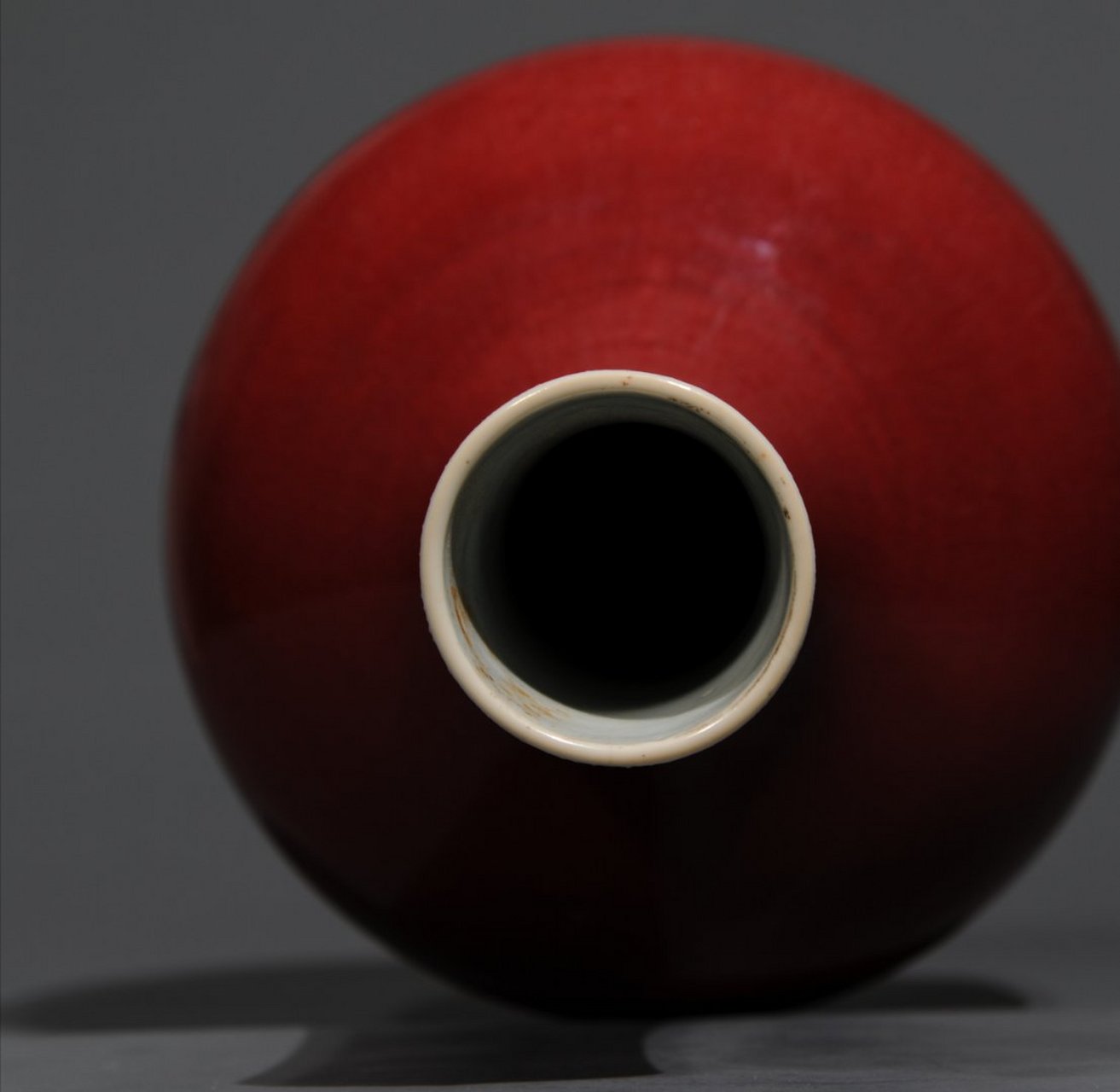 瓷器鉴赏# 清中期·郎窑红釉天球瓶:天球瓶是受西亚文化影响极深的一