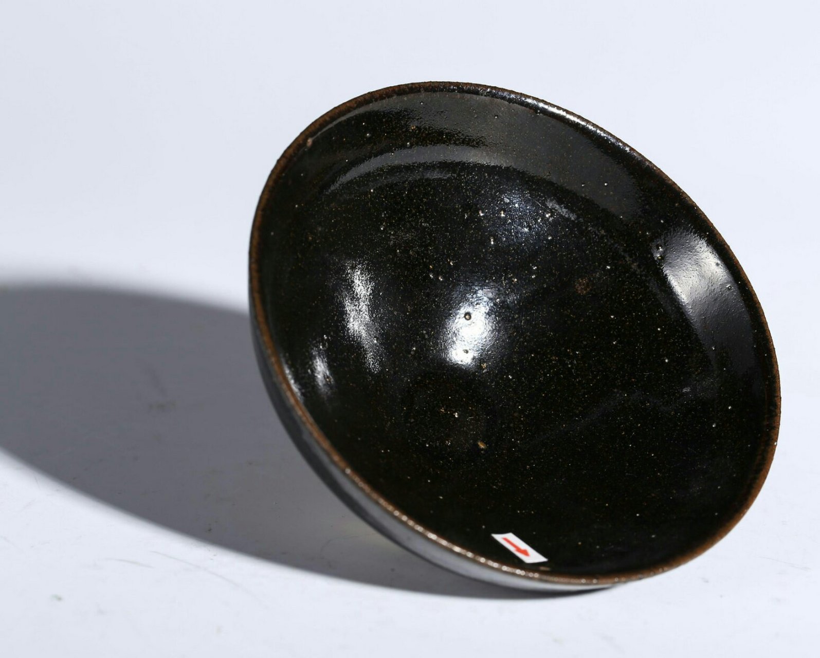 黑釉颇为光亮,为典型古人斗茶用盏.黑可衬托汤色,黑釉可与茶