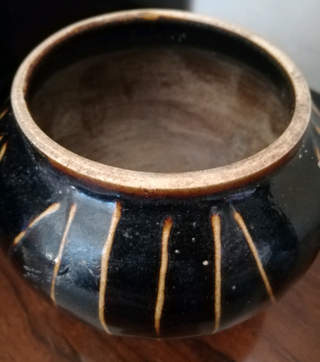 在线鉴宝# #瓷器鉴赏# 藏友您好,您发的这件黑釉线条罐是一件金代的