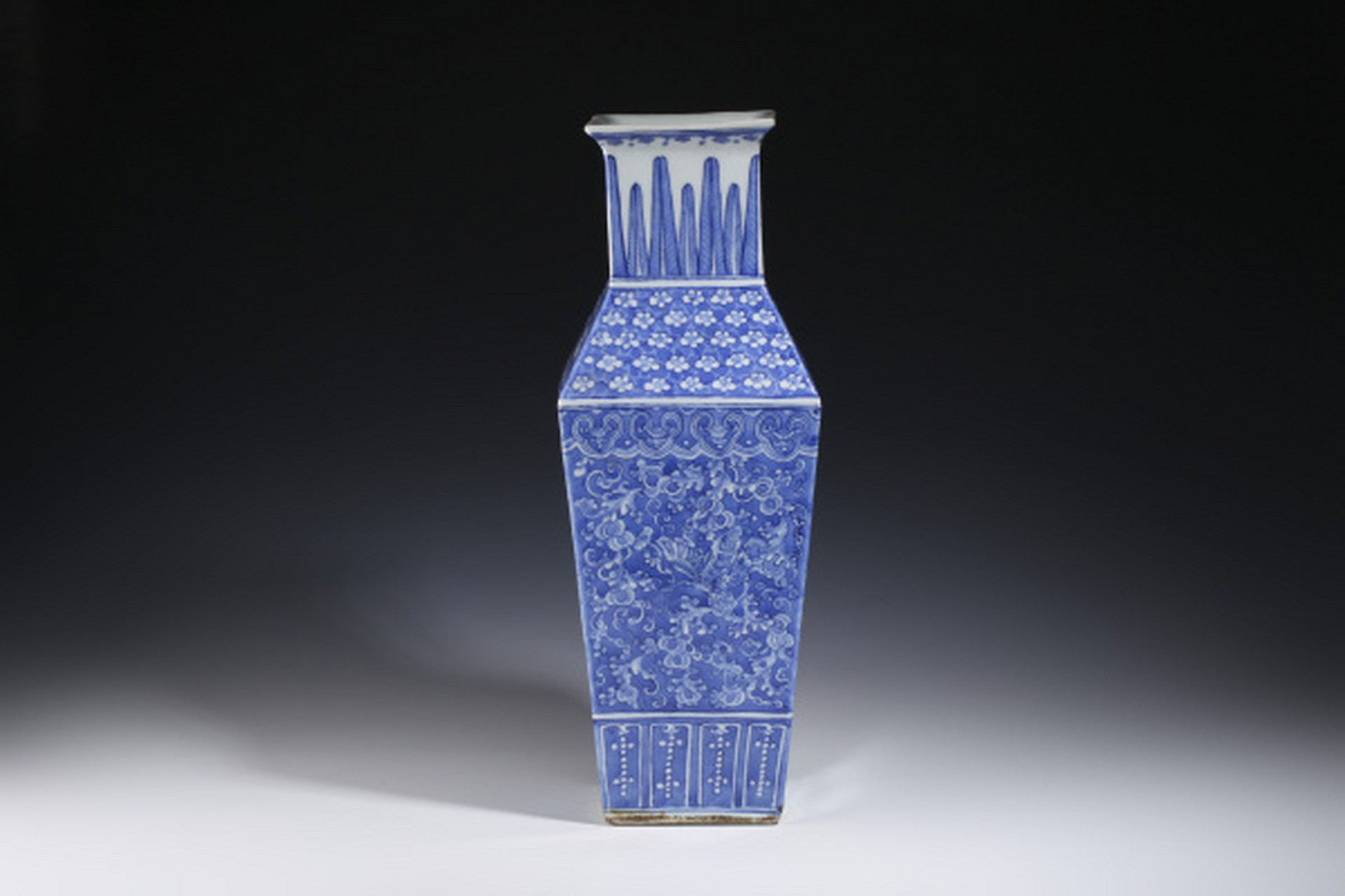 古董艺术品# #瓷器鉴赏# 此件清道光·青花冰梅花蝶纹四方瓶,口径11.