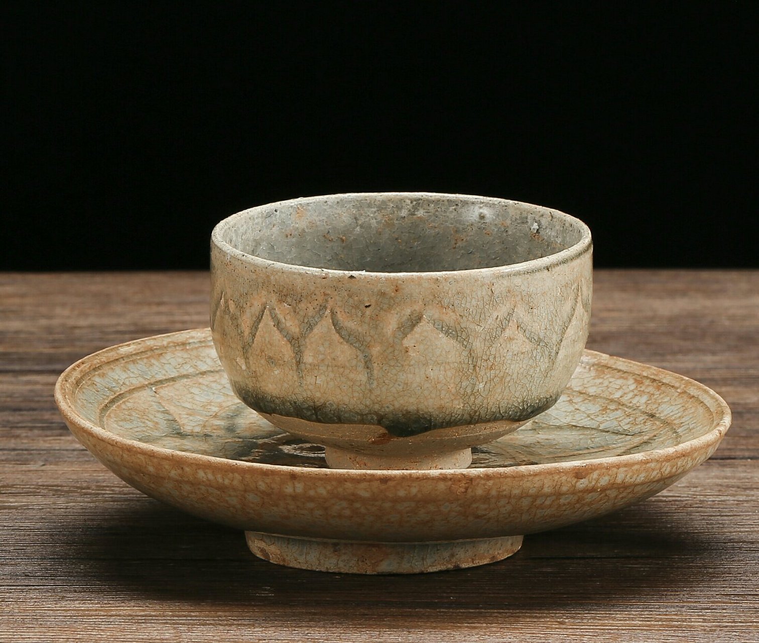 瓷器鉴赏#瓷器#  此件南北朝·洪州窑盏托一套,杯敞口,弧腹,底足内凹.