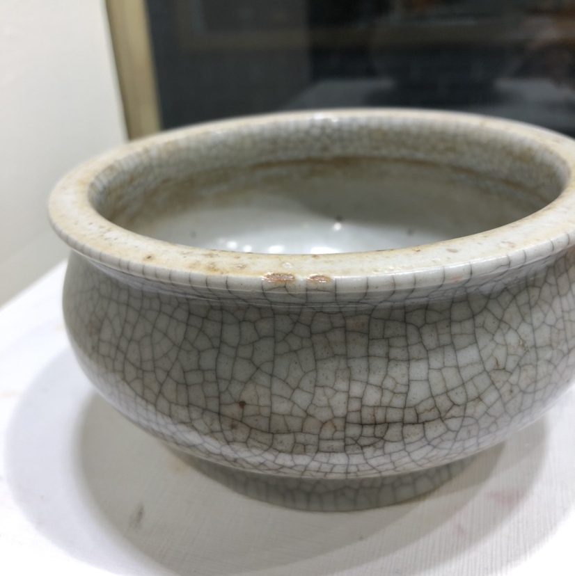 在线鉴宝# #瓷器鉴赏# 藏友您好,您发来的这件哥釉炉是一件清朝乾隆