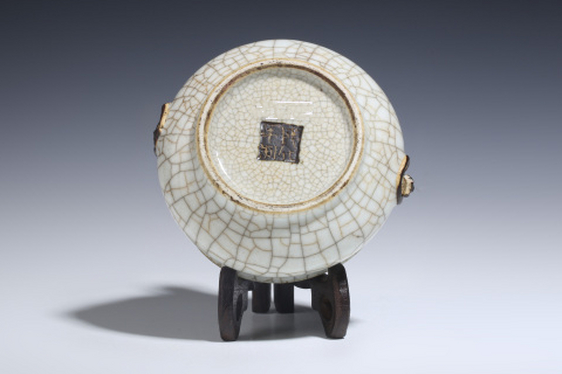 古董艺术品# #瓷器鉴赏# 此件清中·哥釉兽耳香炉,口径10.5cm,高6.