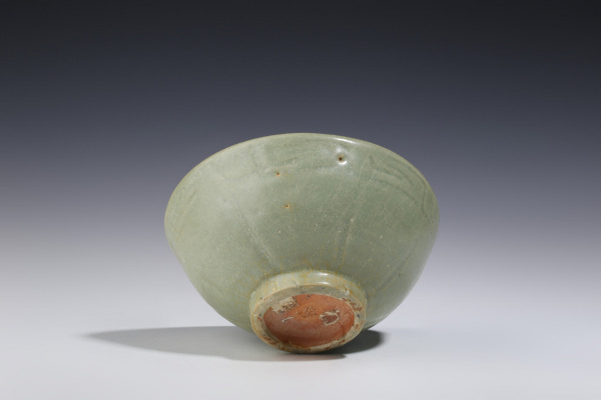 瓷器鉴赏# 此件元明·龙泉窑青釉刻花碗,口径14.5cm,高6.9cm,底径5.