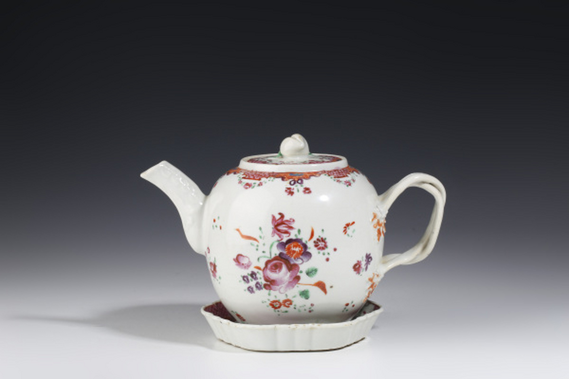 收藏之旅# #在线鉴宝# 此件清乾隆·粉彩花卉纹茶壶一套,壶口径7.