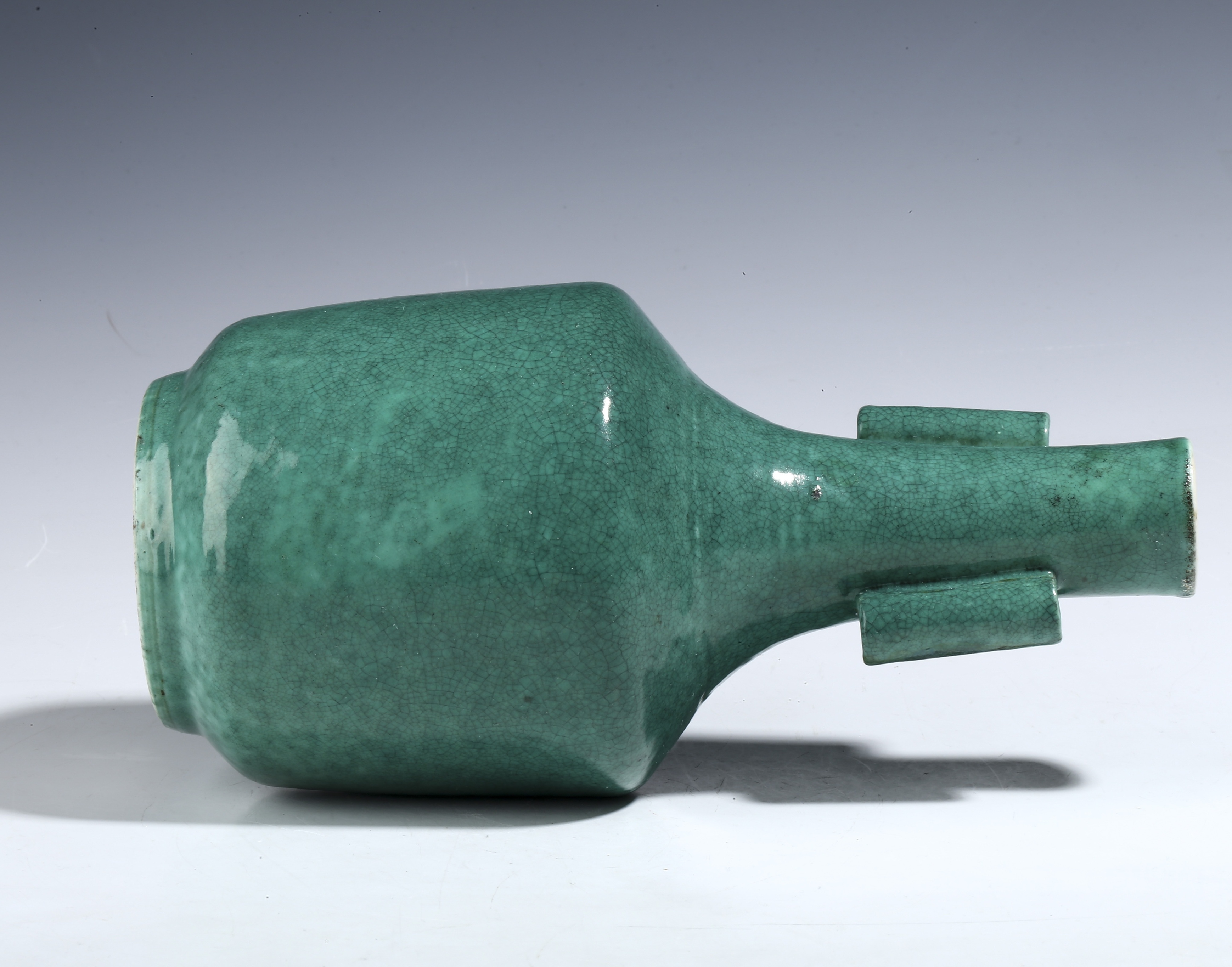 瓷器鉴赏# #古董艺术品# 此件清中·鱼子绿釉贯耳长颈瓶,小口长颈