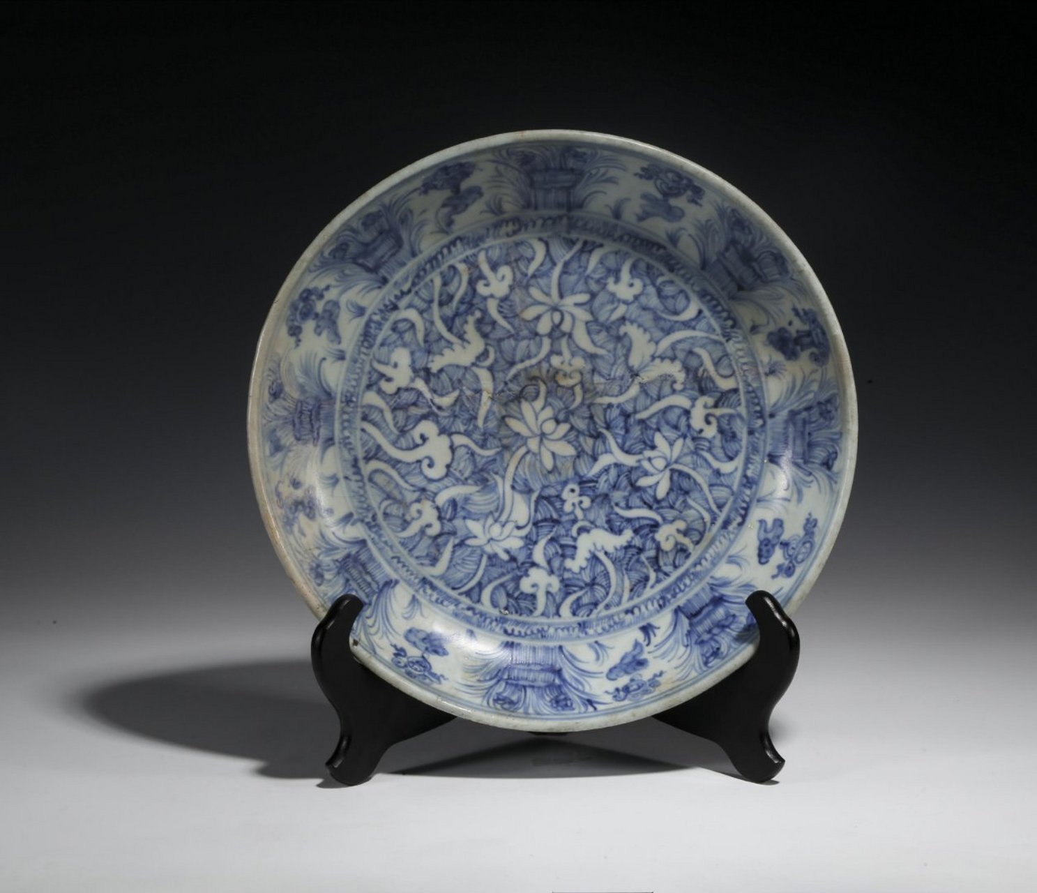 瓷器鉴赏# 此件明中·青花莲池纹大盘,敞口,浅弧腹,圈足.