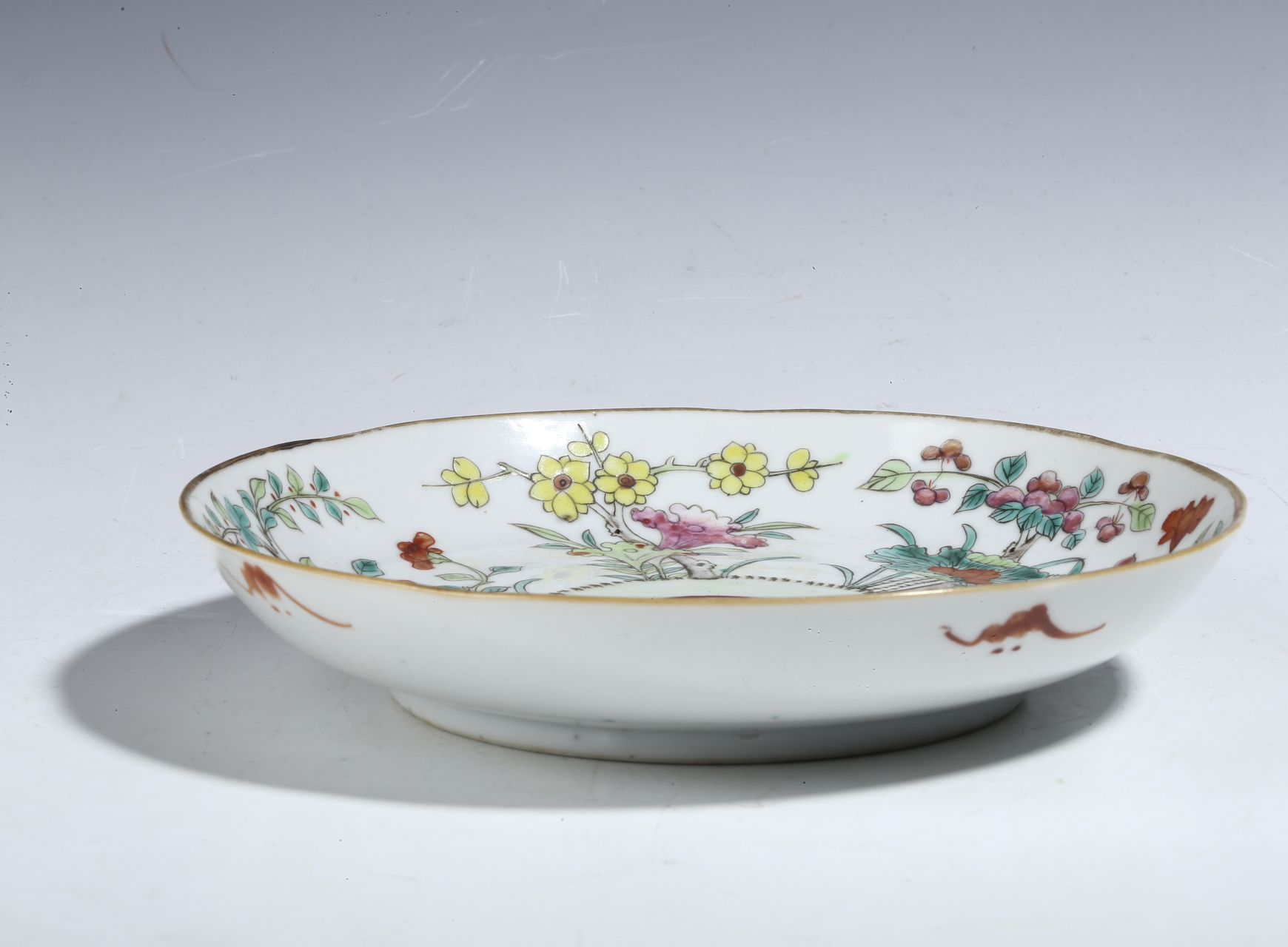 瓷器鉴赏# #古董艺术品# 此件清中晚·粉彩十二月花卉纹盘,款识:成化