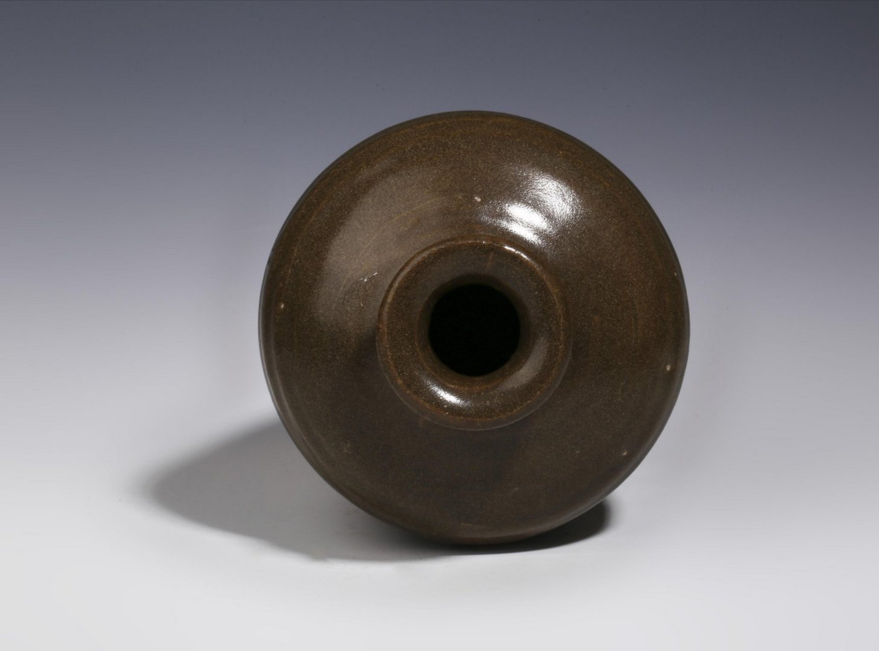 5cm,底径8cm,此件元代茶叶末釉梅瓶,撇口,短颈,溜肩,腹径内收,二层台