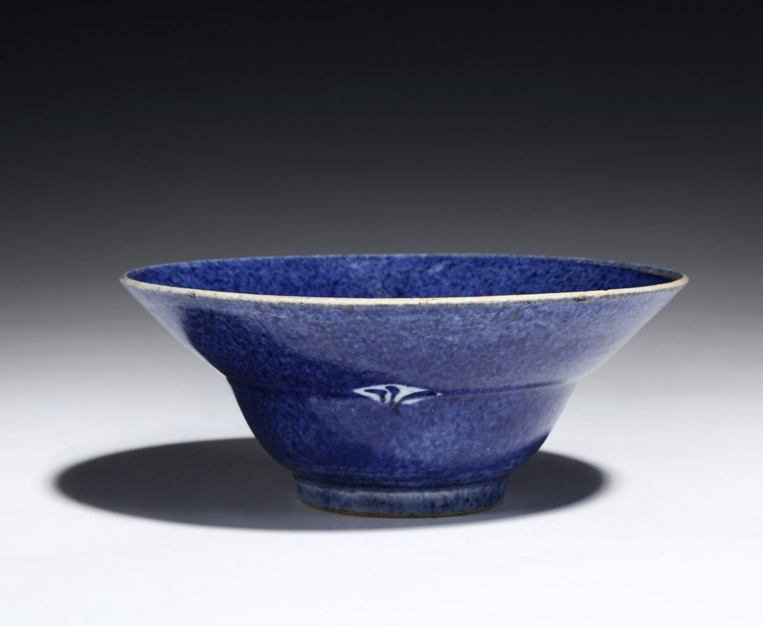 瓷器鉴赏# 此件清康熙·青花留白花草纹折腰碗,喇叭口,折腰,器形新颖