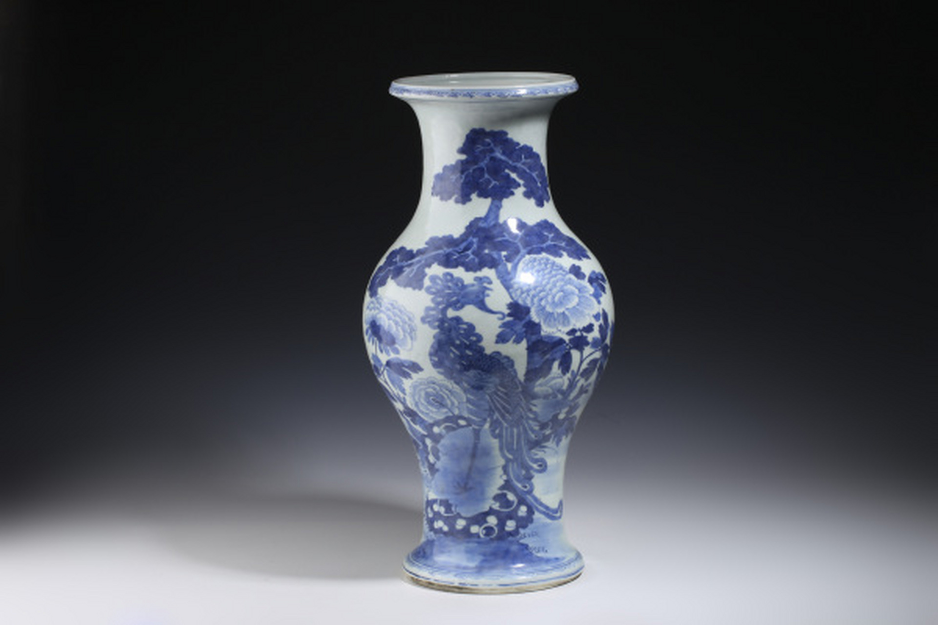 古董艺术品# #瓷器鉴赏# 此件清中期·青花凤凰牡丹纹观音瓶,口径16.