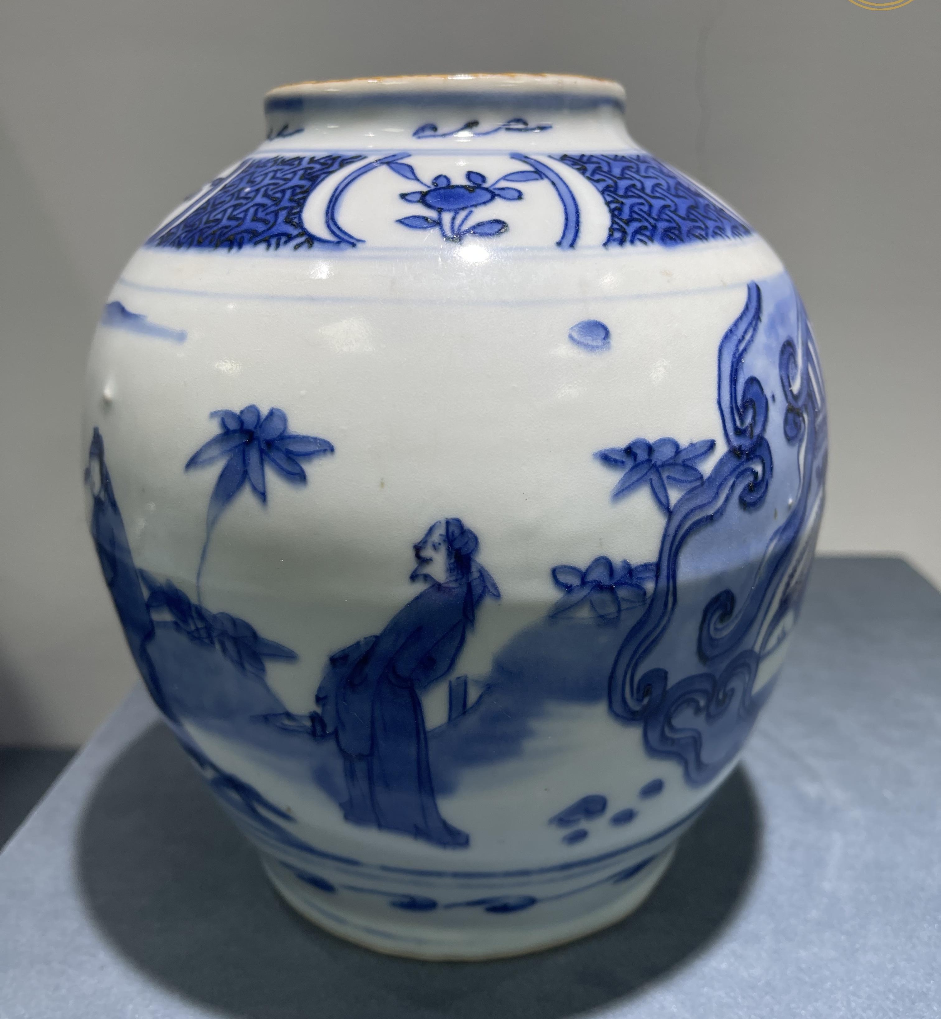 瓷器鉴定# #在线鉴宝# 这件青花罐青花料色沉淀.釉面反光柔和.