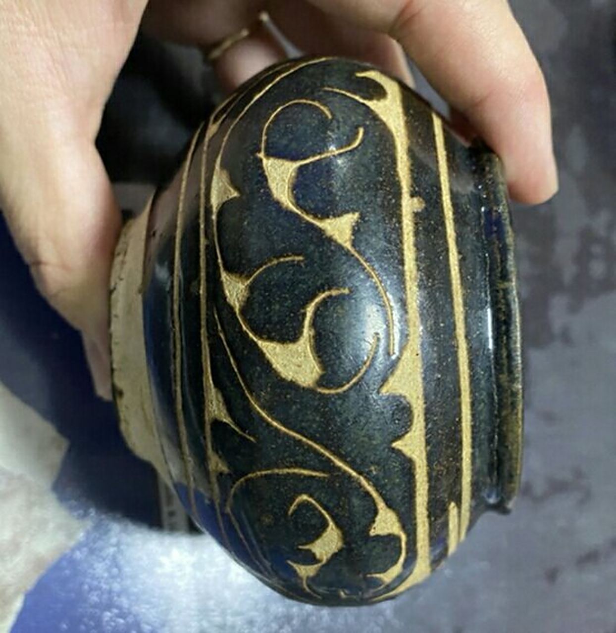 瓷器鉴赏实录#瓷器#  &藏友咨询:浑源窑黑釉剔花罐一个,全品,直径11