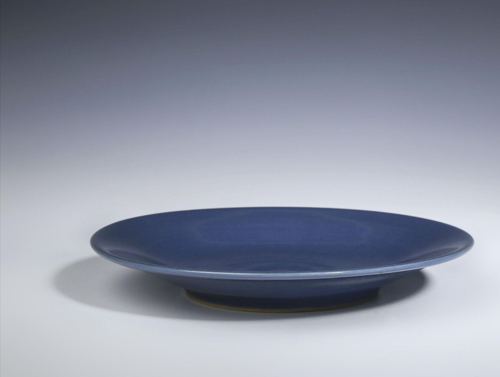 胎面细腻,罩施霁蓝釉,底施白釉,略带泛青,釉面莹润,好似冰面一般荧光