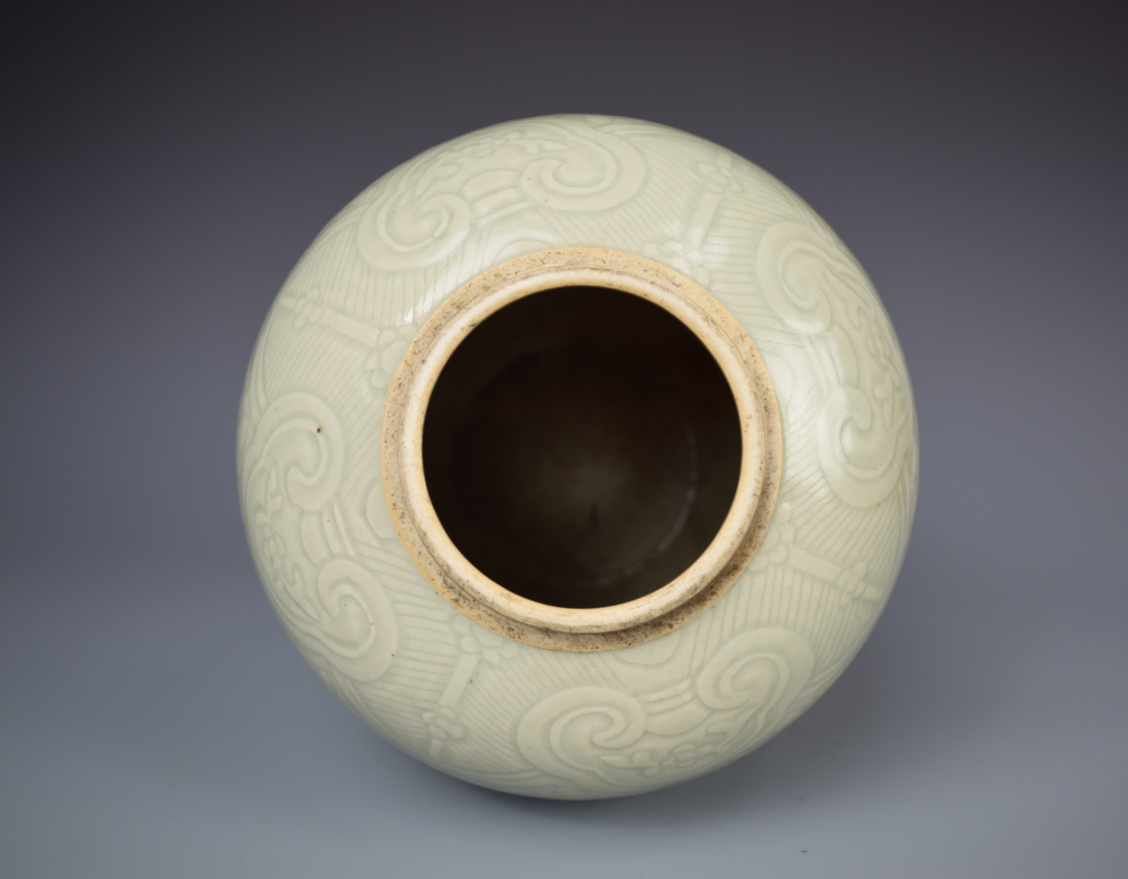 @收藏之旅a #瓷器鉴赏# 此件清晚期冬青釉暗刻双龙穿花纹冬瓜罐,直口,