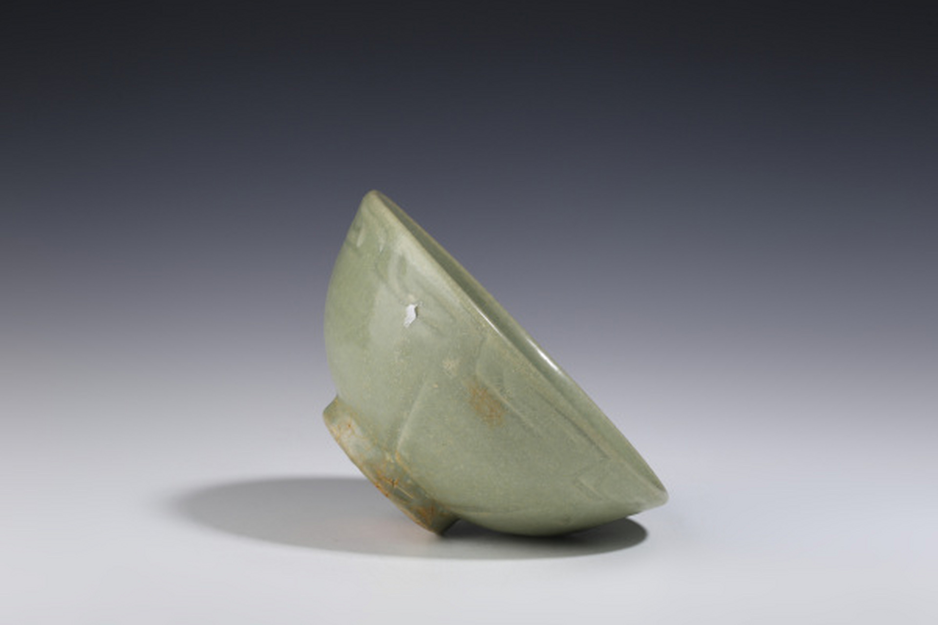 瓷器鉴赏# 此件元明·龙泉窑青釉刻花碗,口径14.5cm,高6.9cm,底径5.