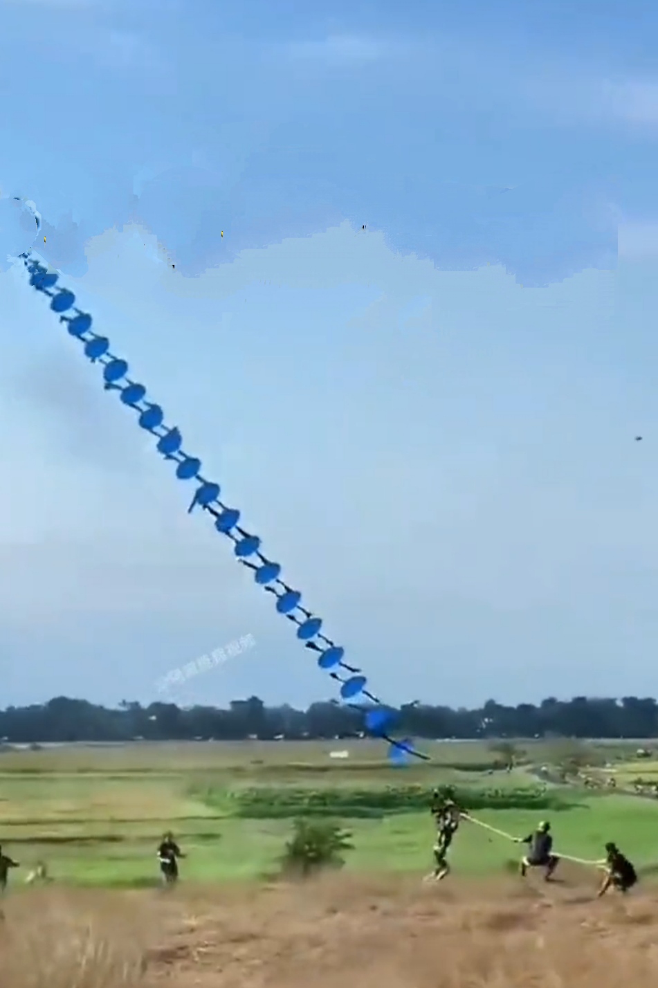 有人喊都起飞了还不松手是不要命的吗?,就让它自由飞翔吧!