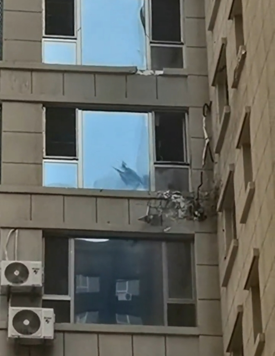 小区对面楼上发出砰砰的声音,我以为是煤气爆了,回来的人说是空调爆炸